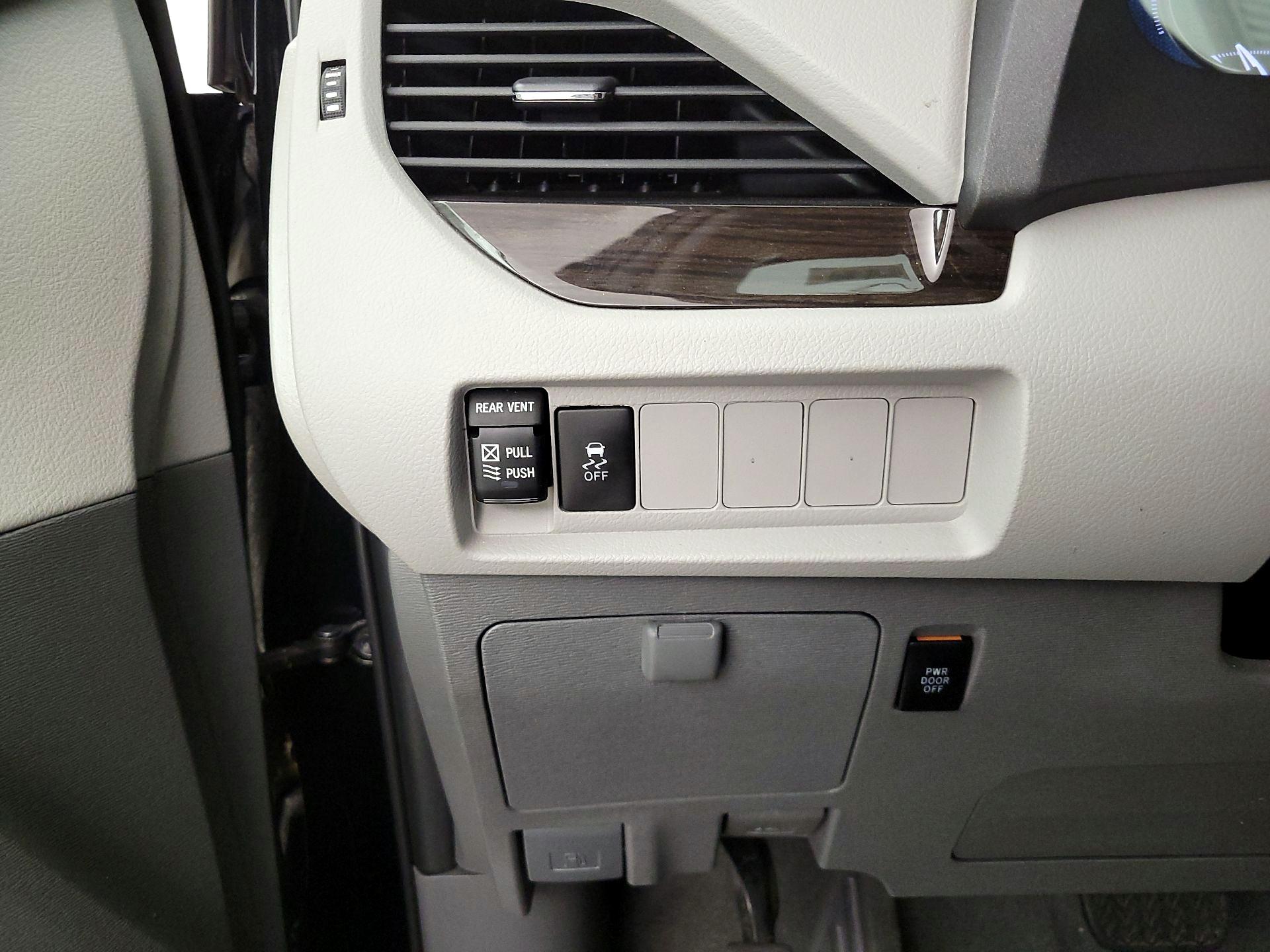 Thumbnail: 2020 Toyota Sienna - 13