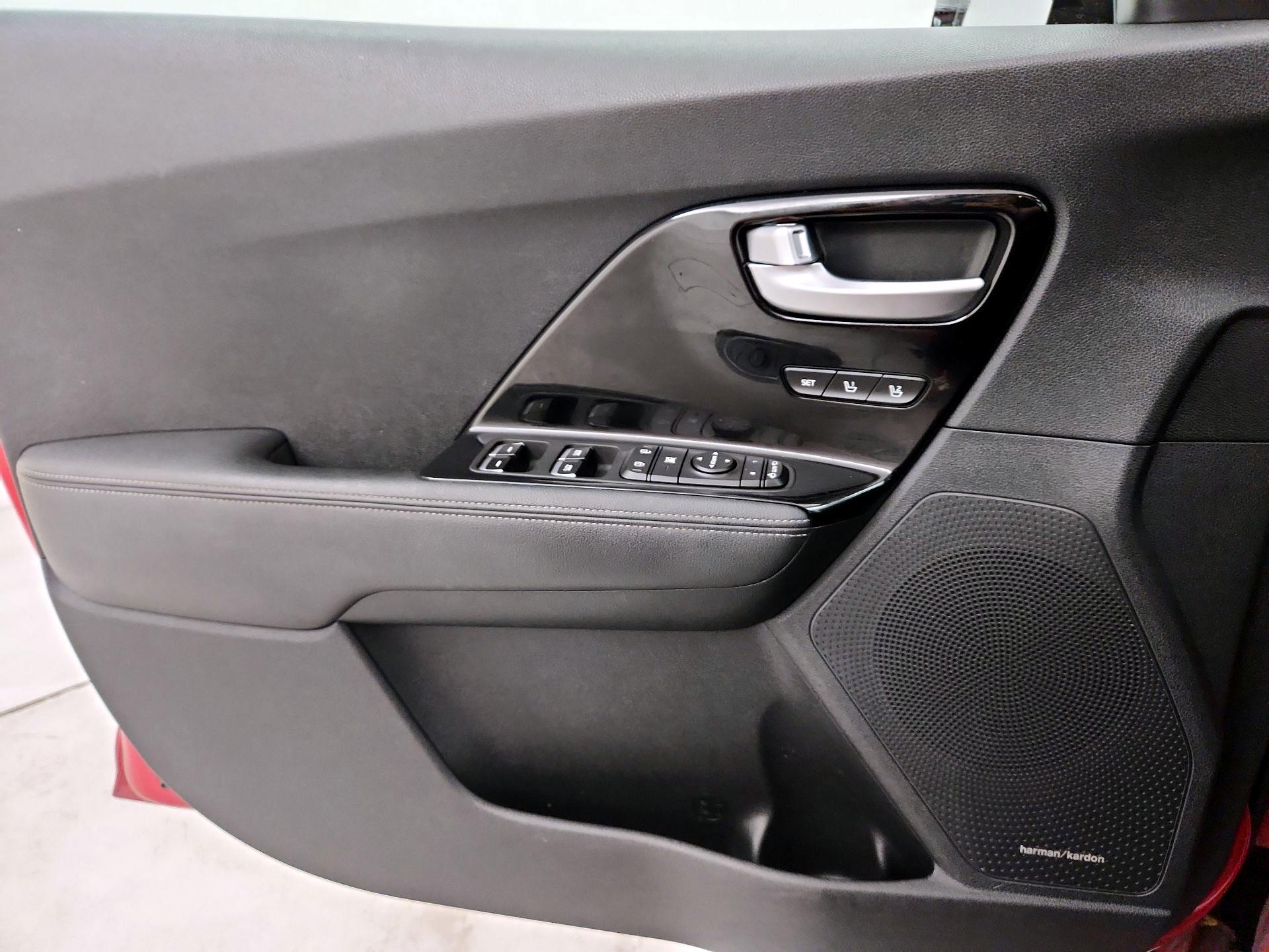 Thumbnail: 2017 Kia Niro - 12