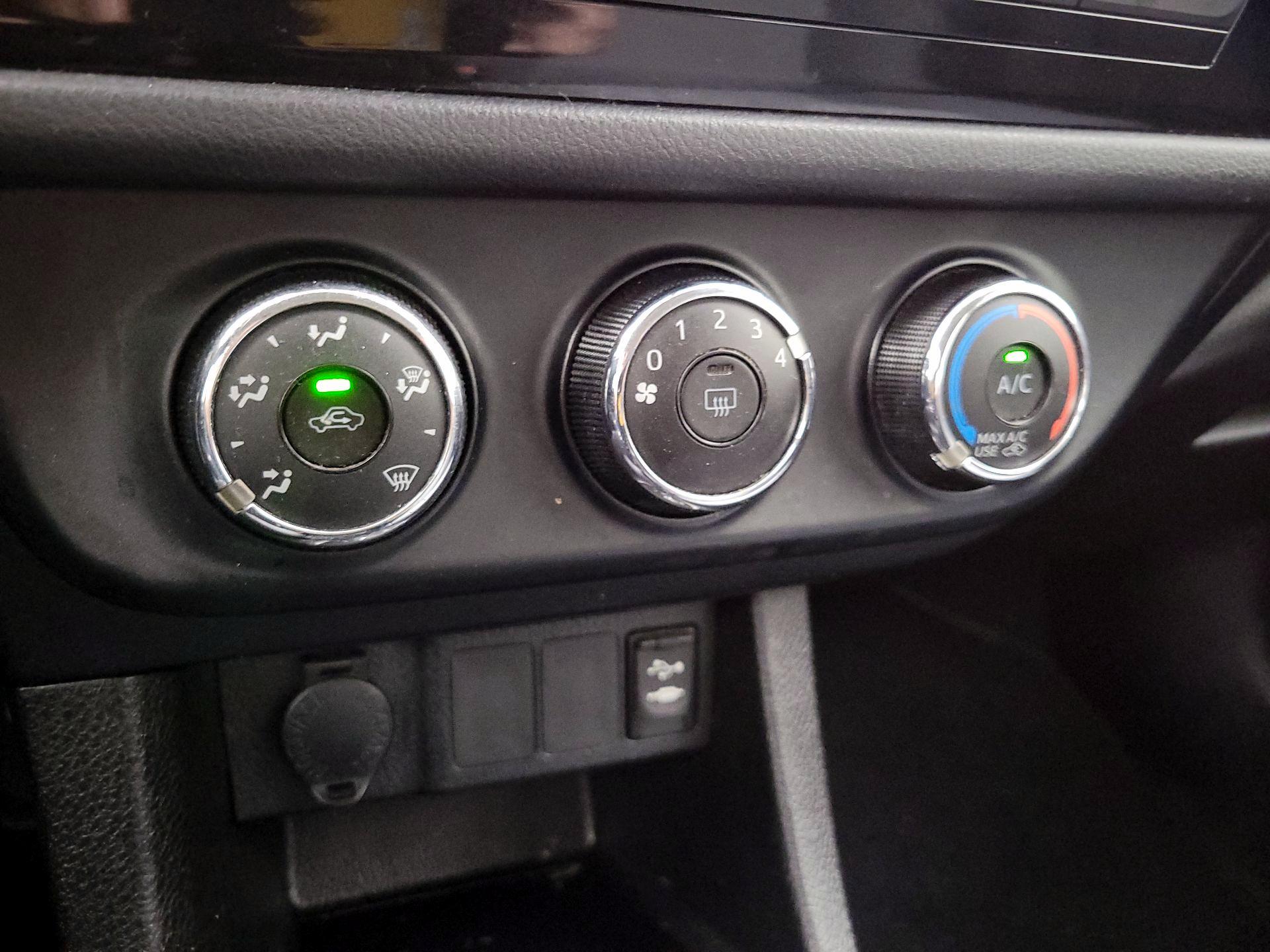 Thumbnail: 2014 Toyota Corolla - 15