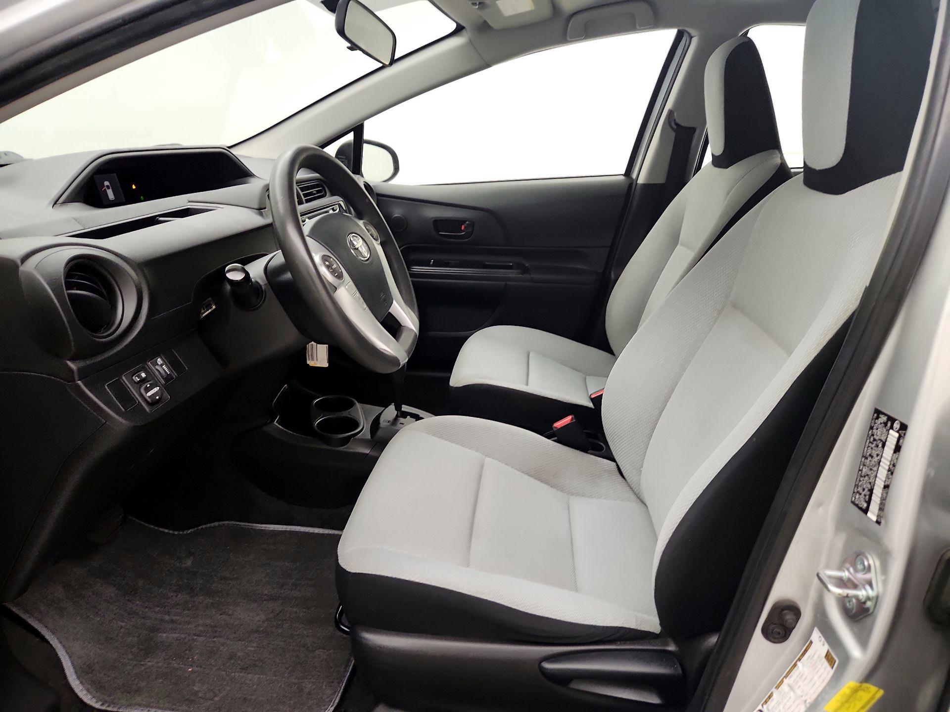 Thumbnail: 2016 Toyota Prius c - 11