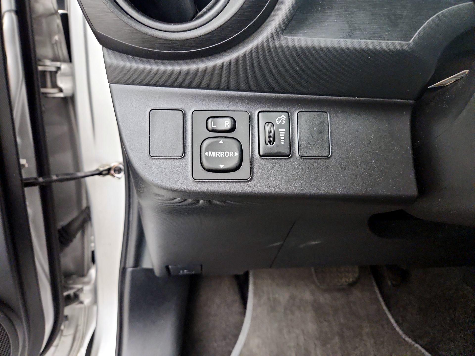 Thumbnail: 2016 Toyota Prius c - 13