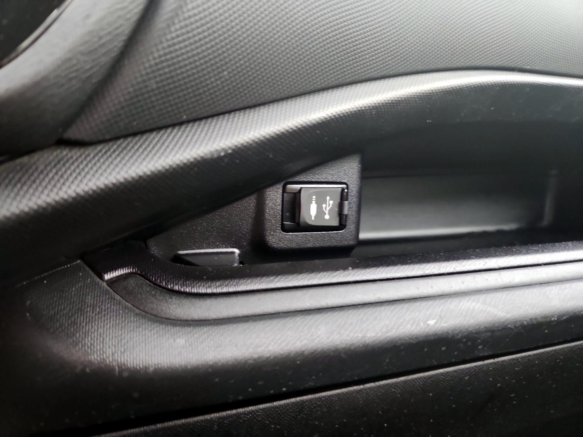 Thumbnail: 2016 Toyota Prius c - 17