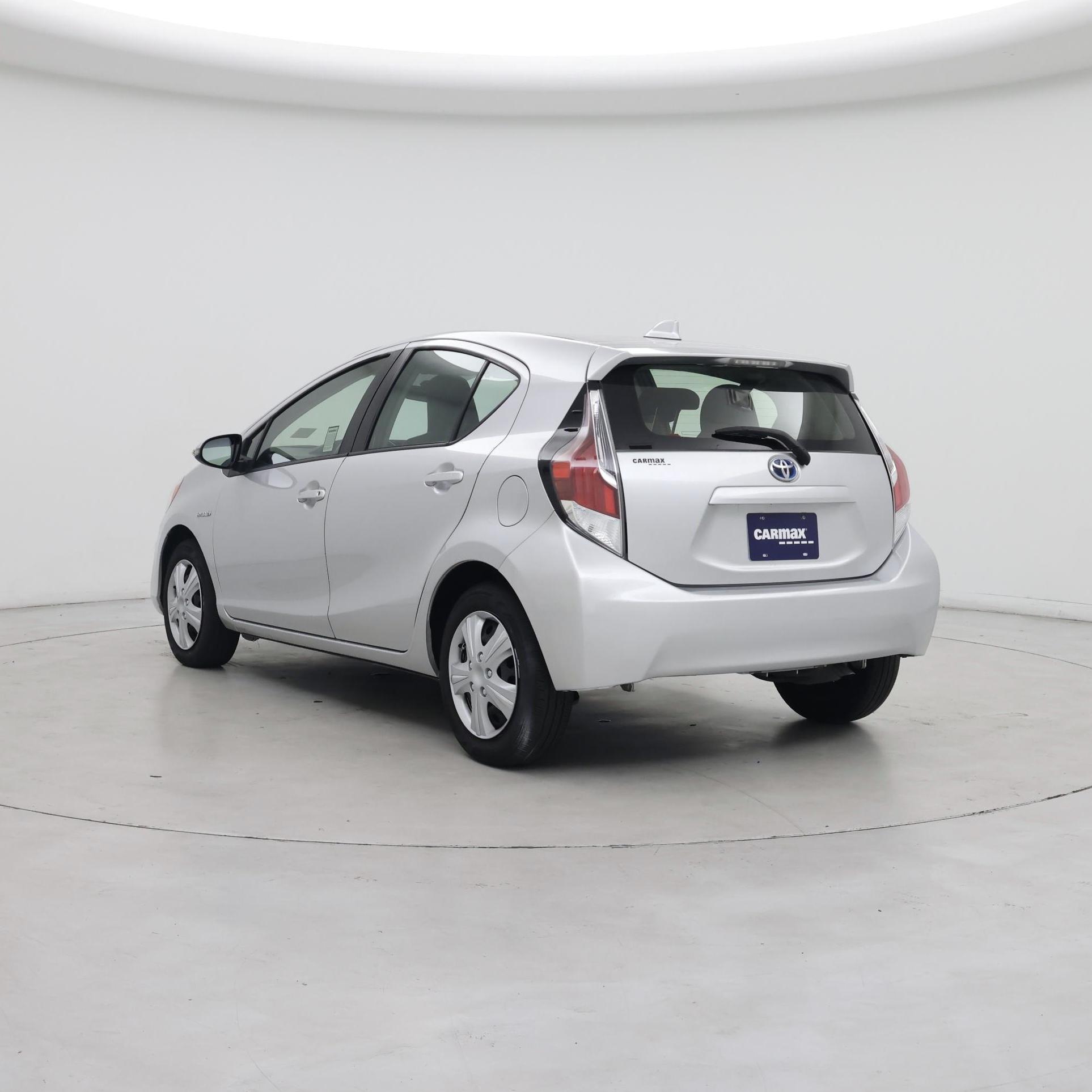 Thumbnail: 2016 Toyota Prius c - 2