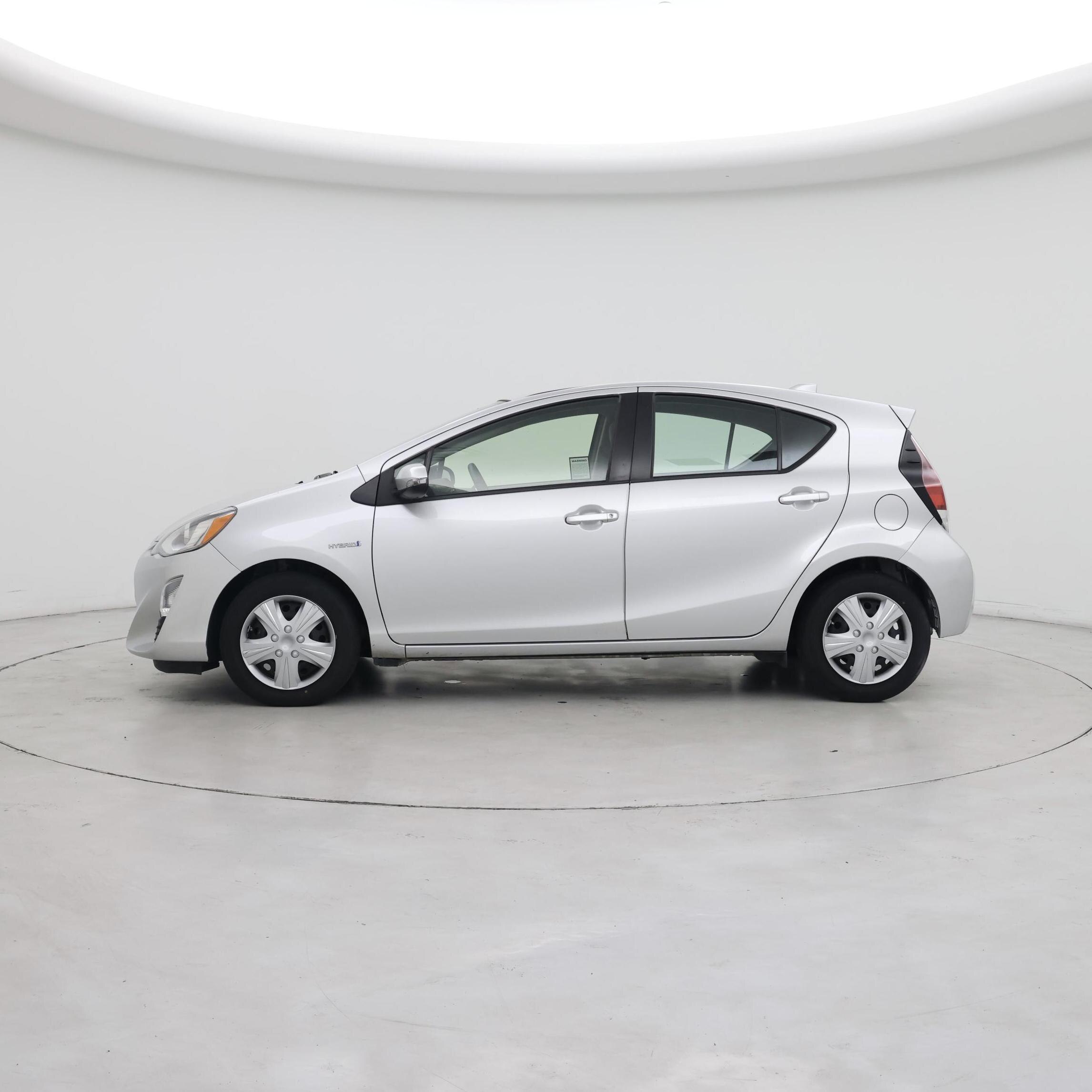 Thumbnail: 2016 Toyota Prius c - 3