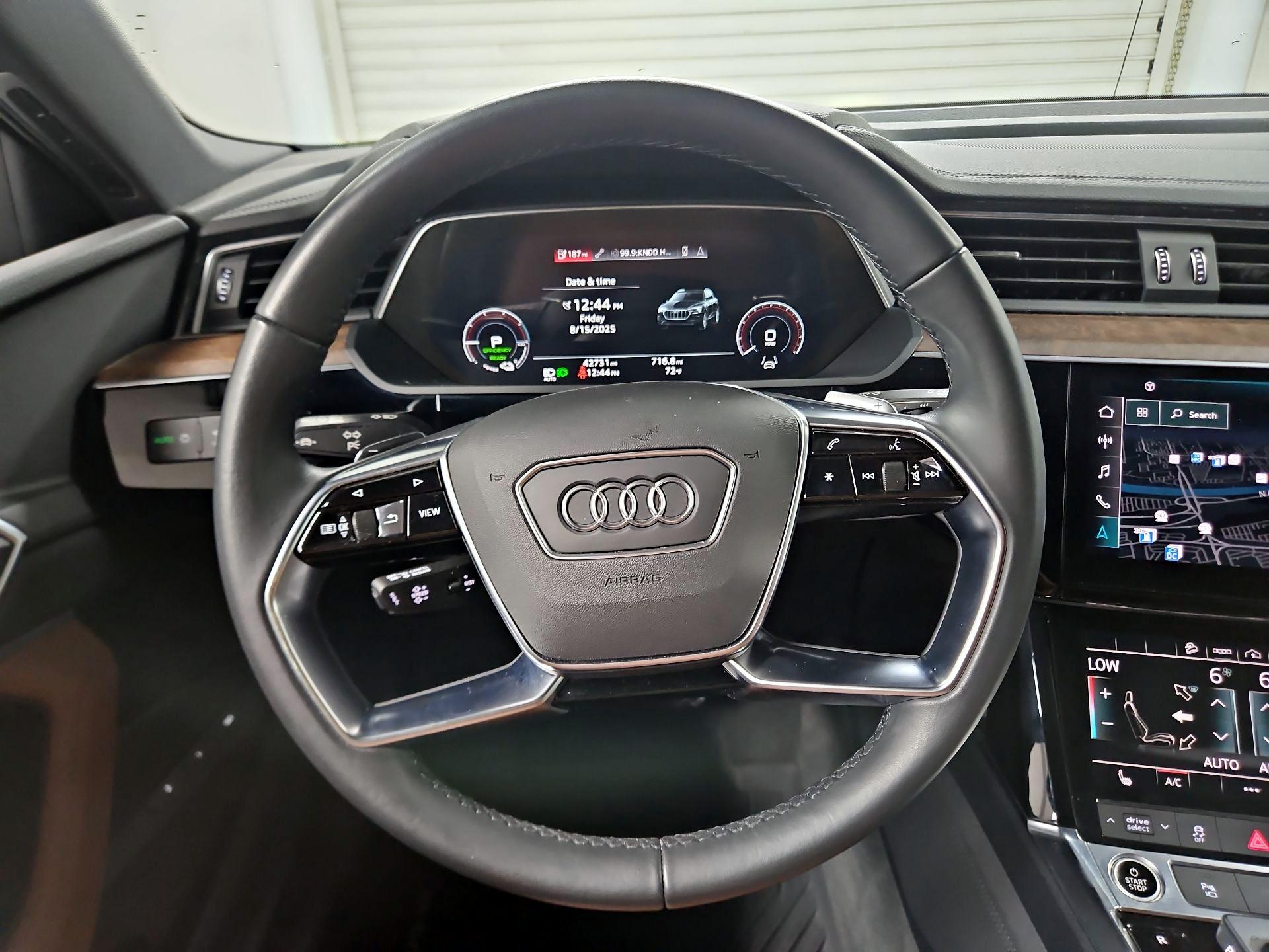 Thumbnail: 2022 Audi e-tron - 10