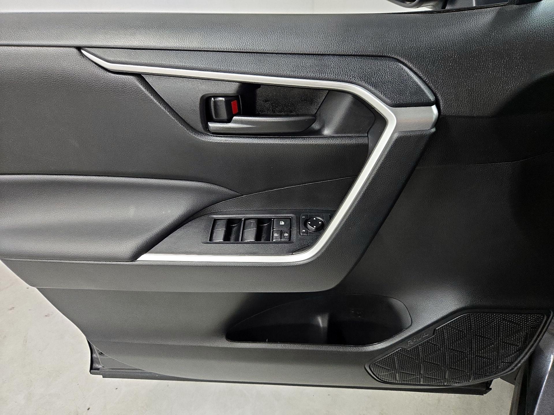 Thumbnail: 2022 Toyota RAV4 - 12
