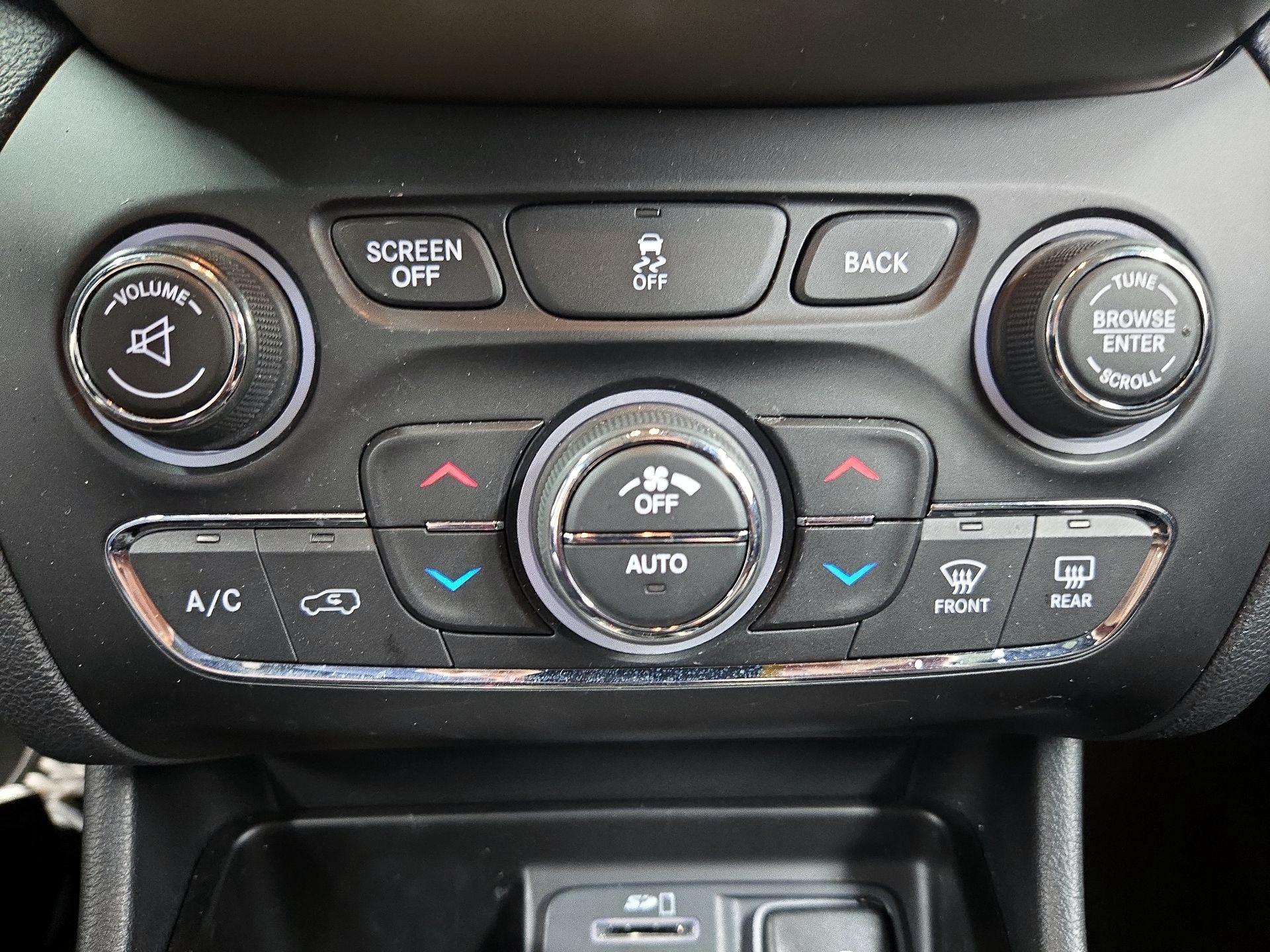 Thumbnail: 2014 Jeep Cherokee - 16