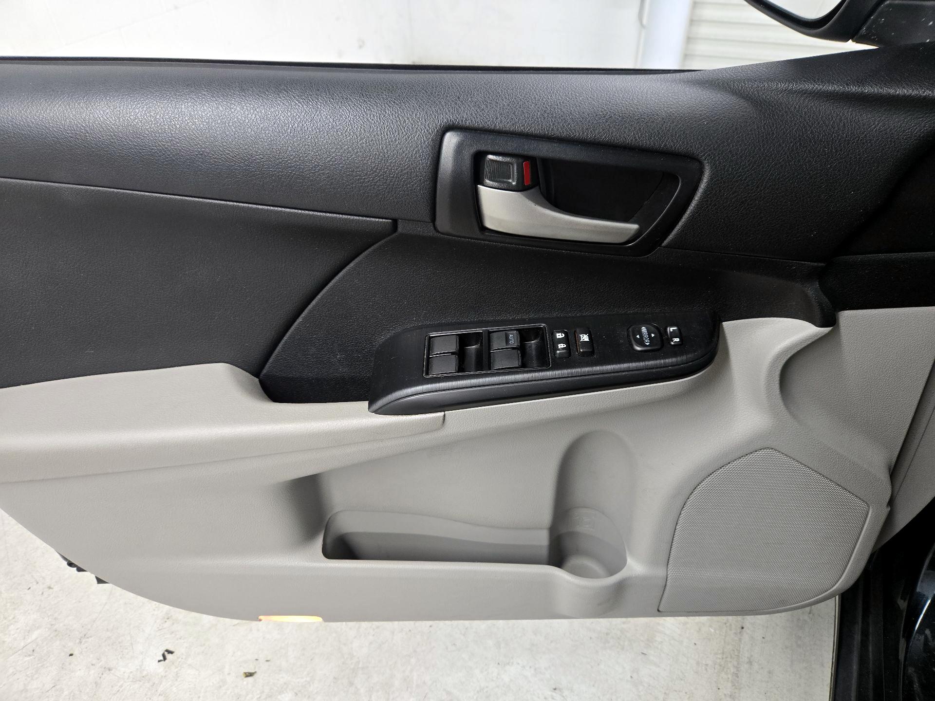 Thumbnail: 2014 Toyota Camry - 12