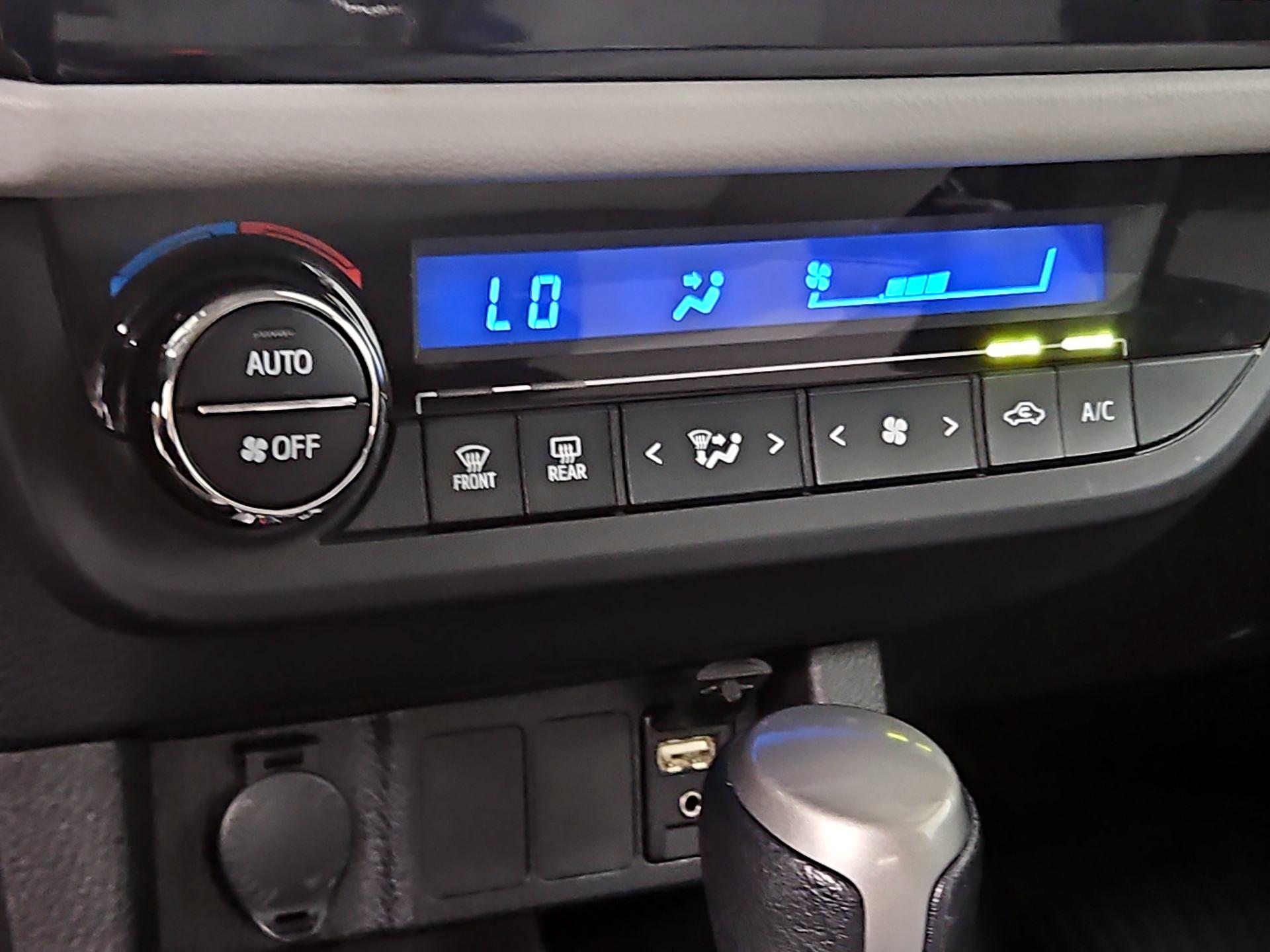 Thumbnail: 2015 Toyota Corolla - 16