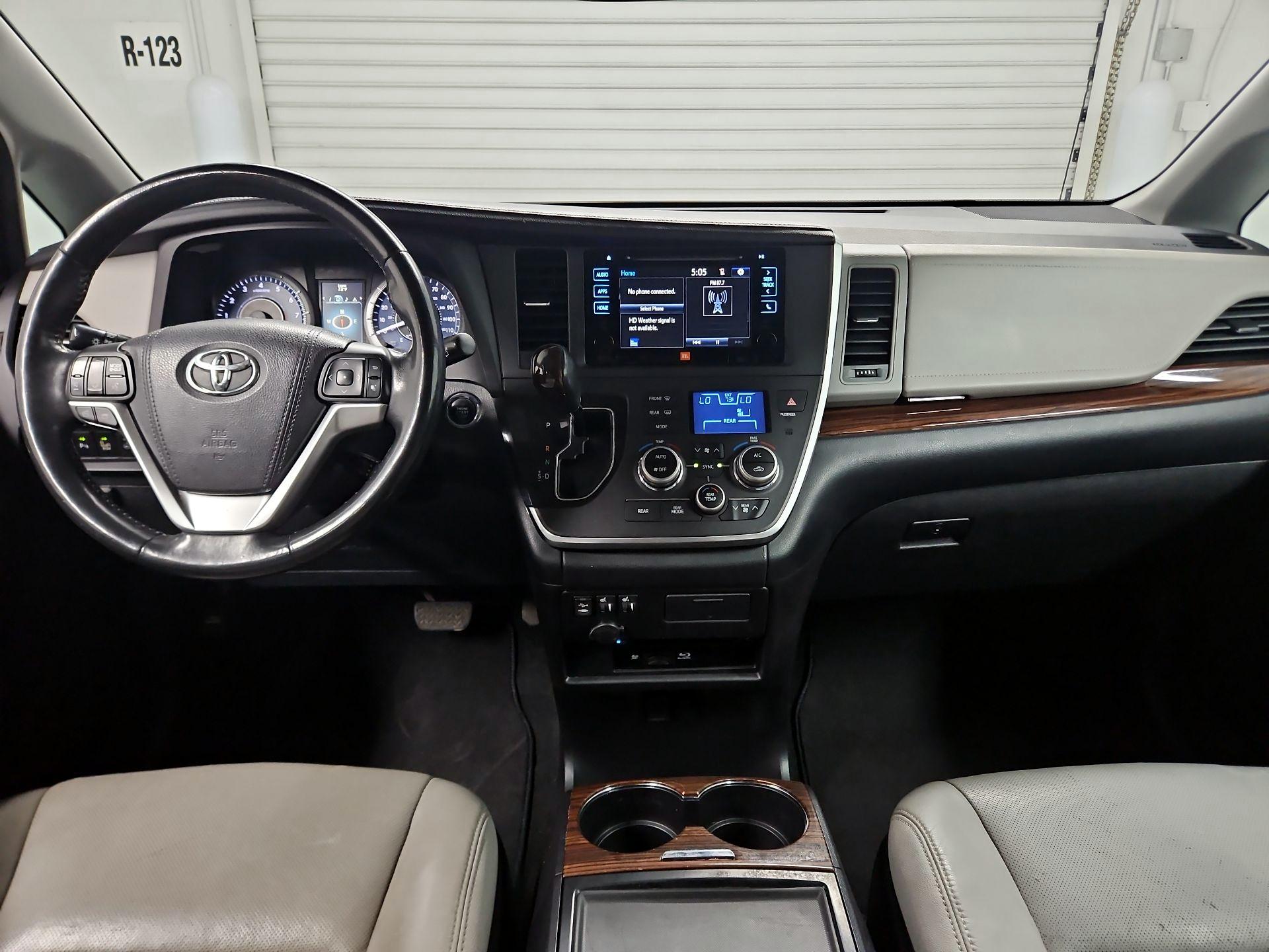 Thumbnail: 2015 Toyota Sienna - 9