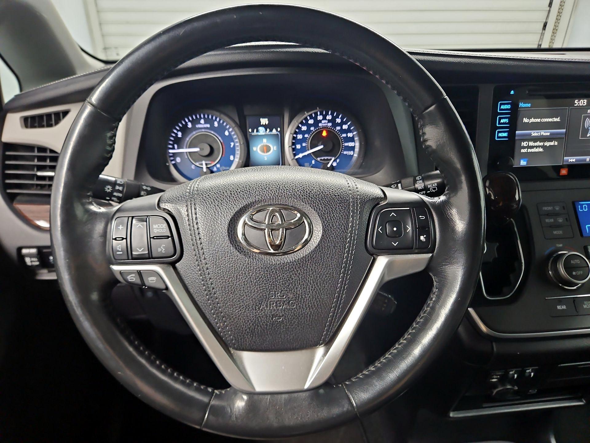 Thumbnail: 2015 Toyota Sienna - 10