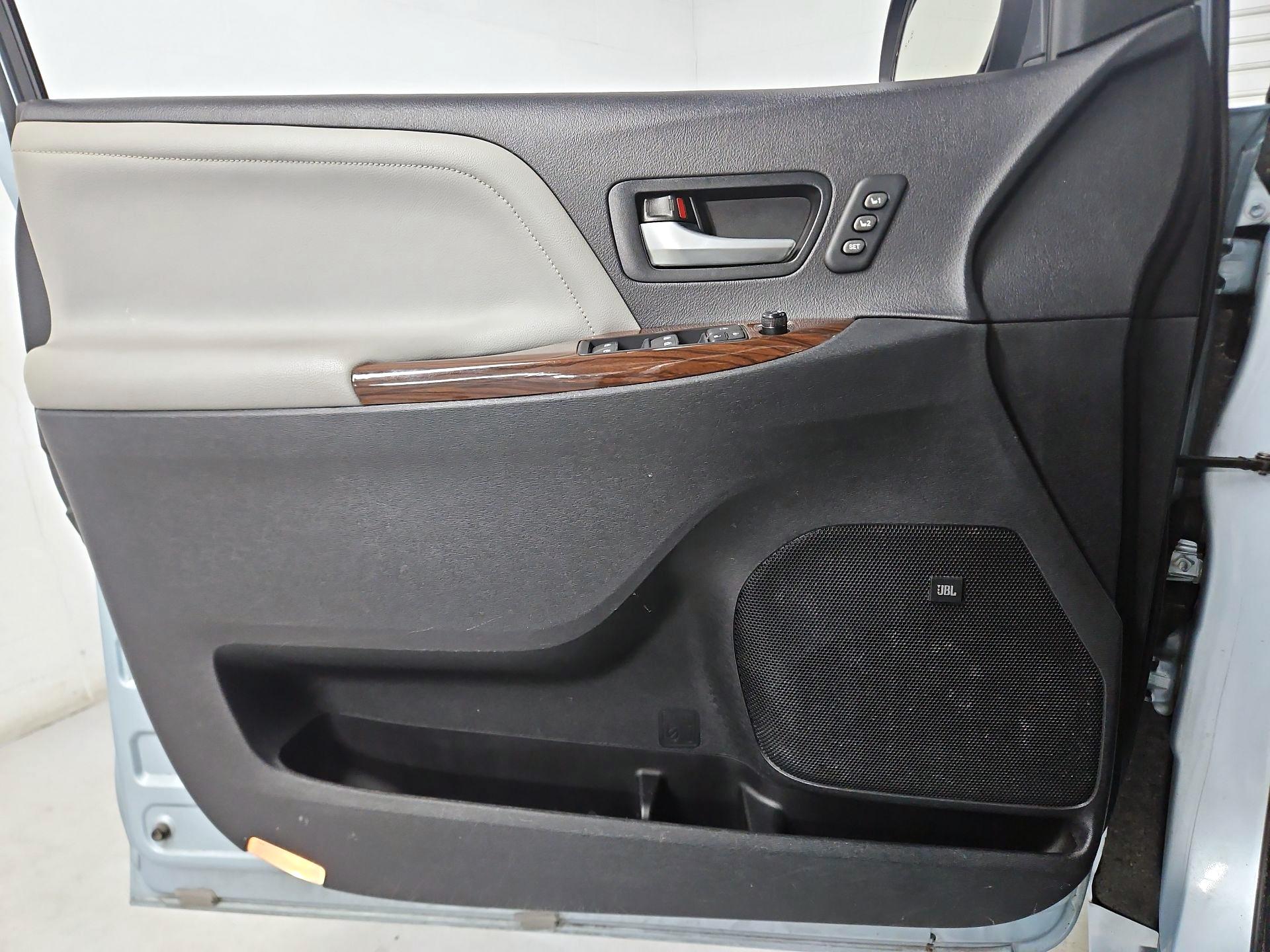 Thumbnail: 2015 Toyota Sienna - 12