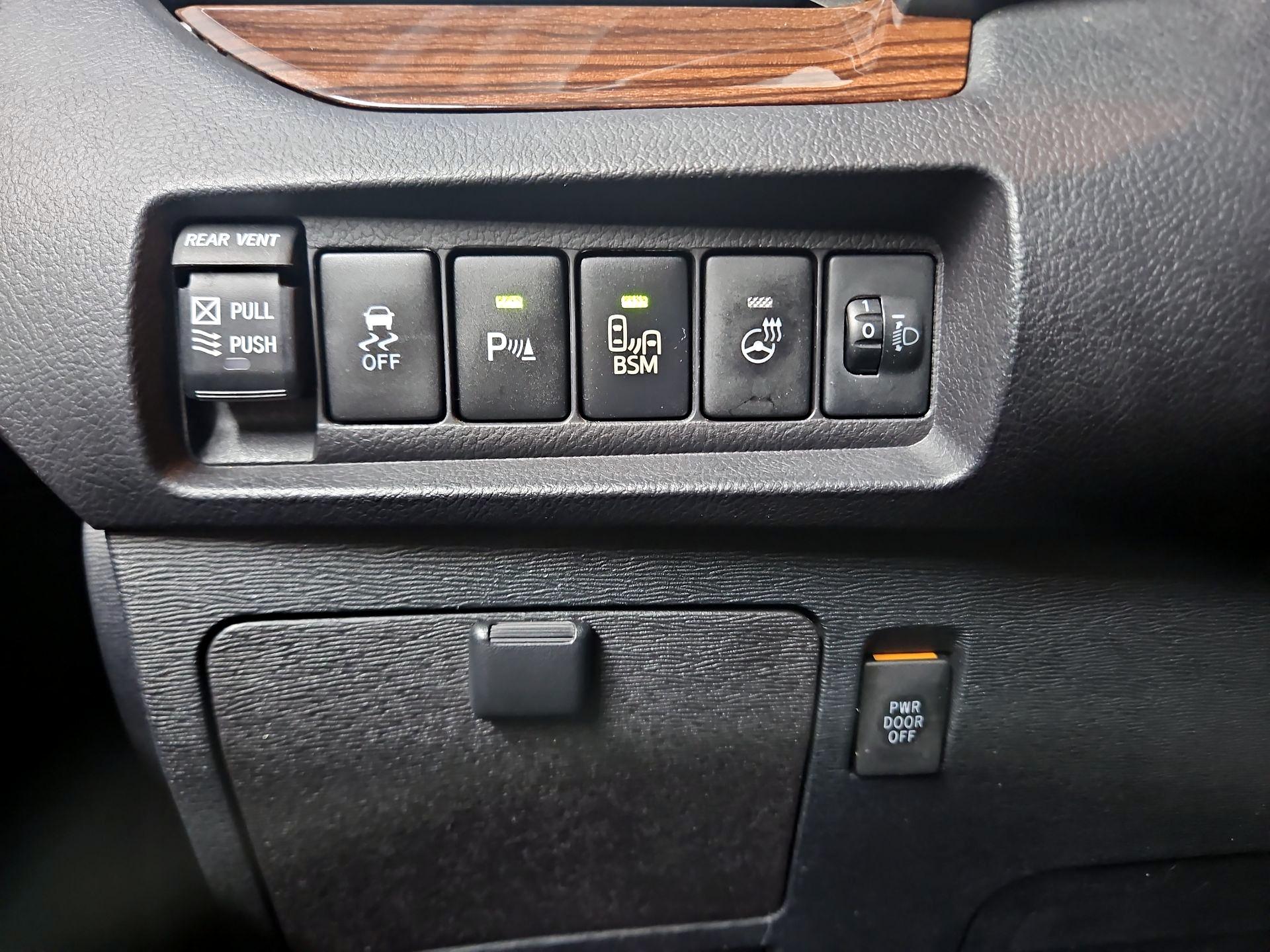 Thumbnail: 2015 Toyota Sienna - 13