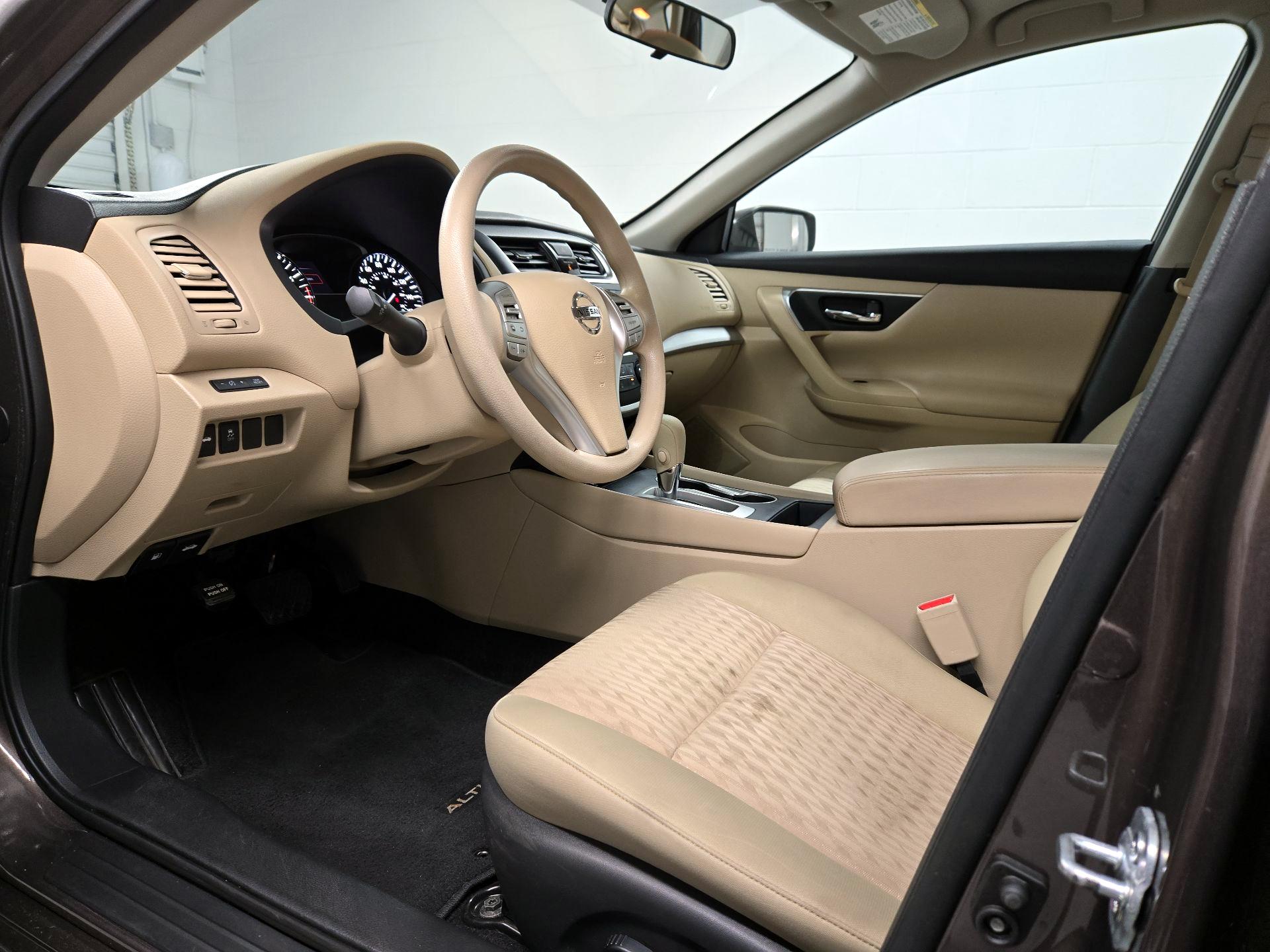 Thumbnail: 2016 Nissan Altima - 11
