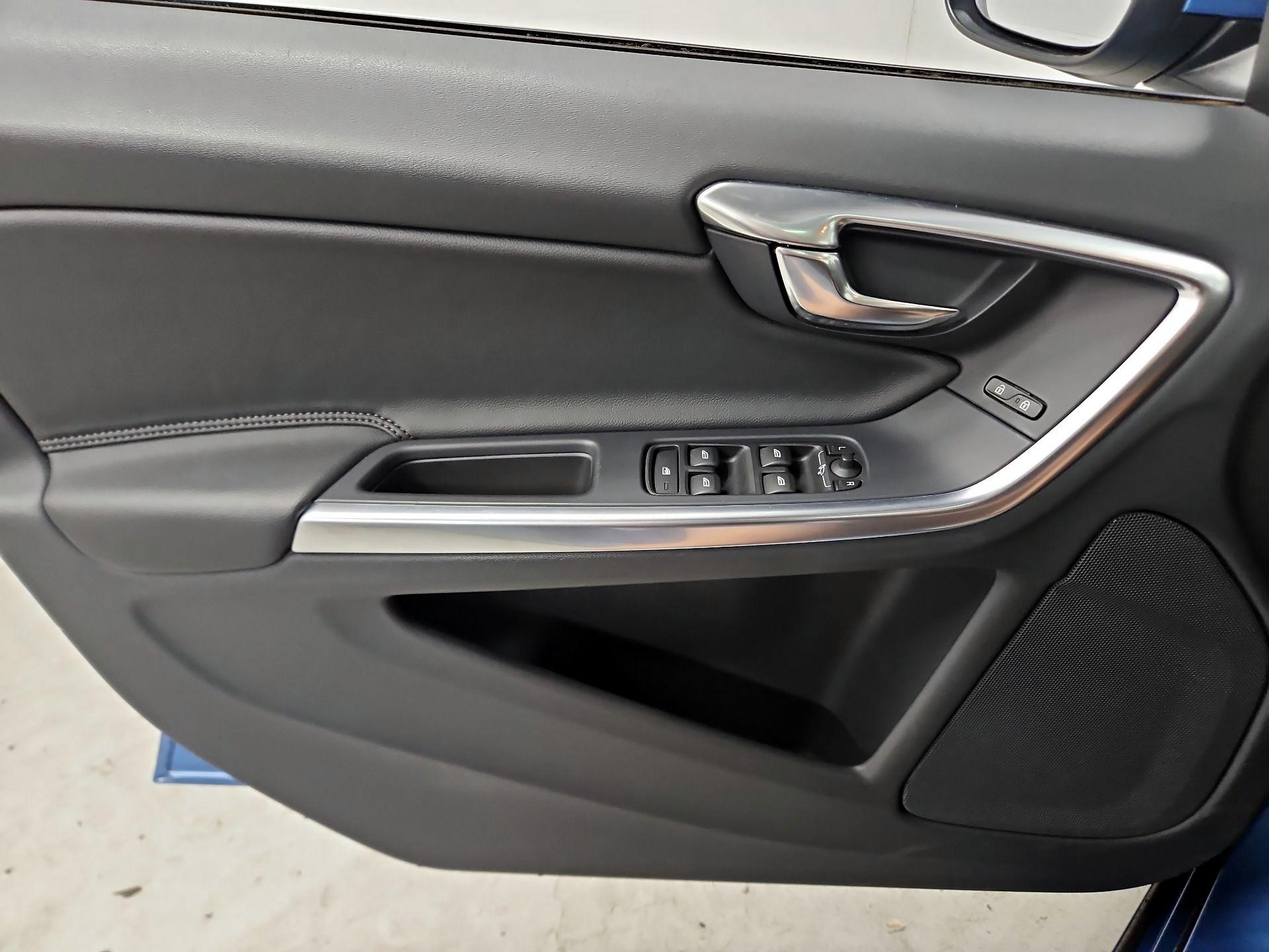 Thumbnail: 2015 Volvo V60 - 12