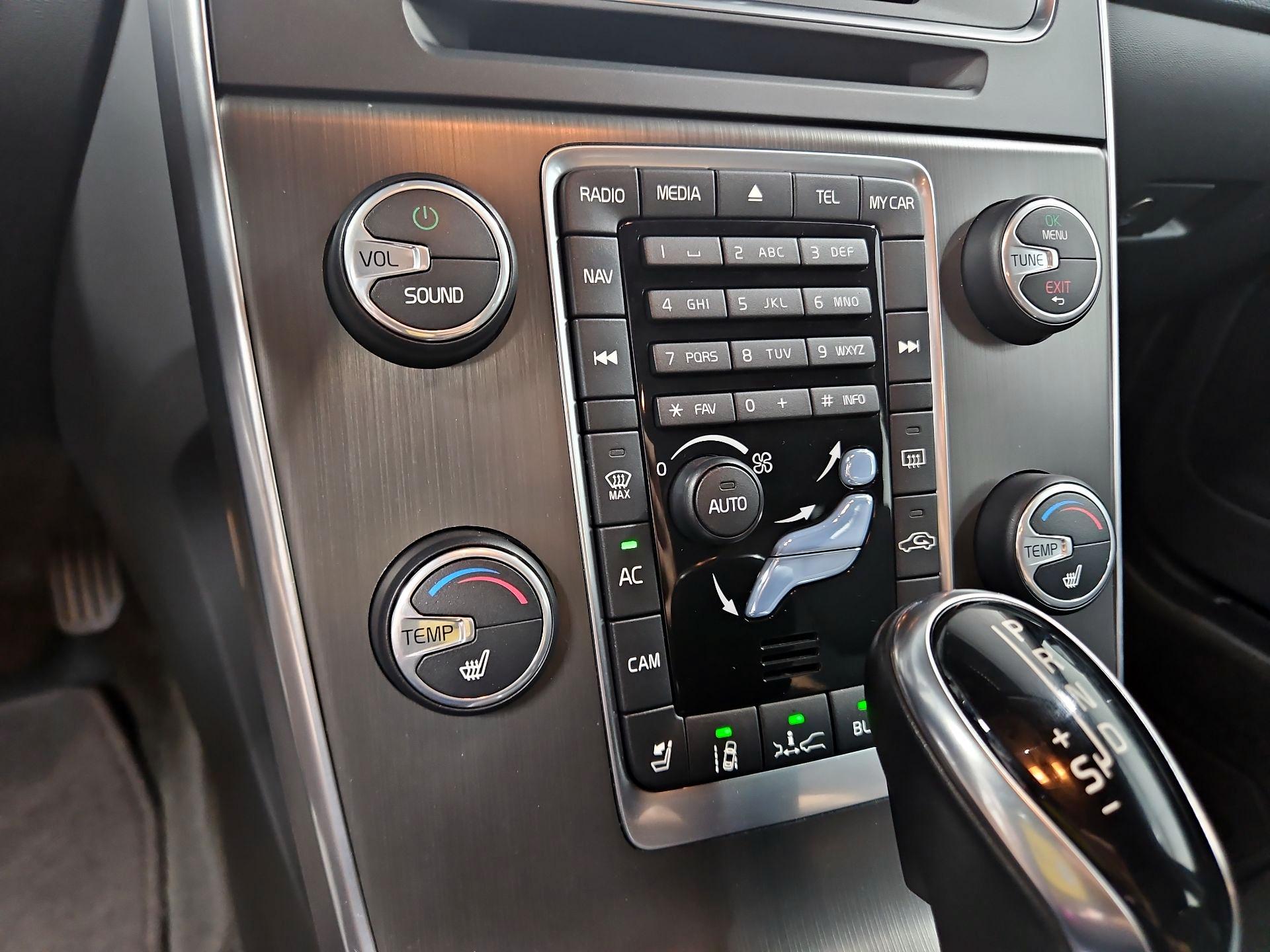 Thumbnail: 2015 Volvo V60 - 16