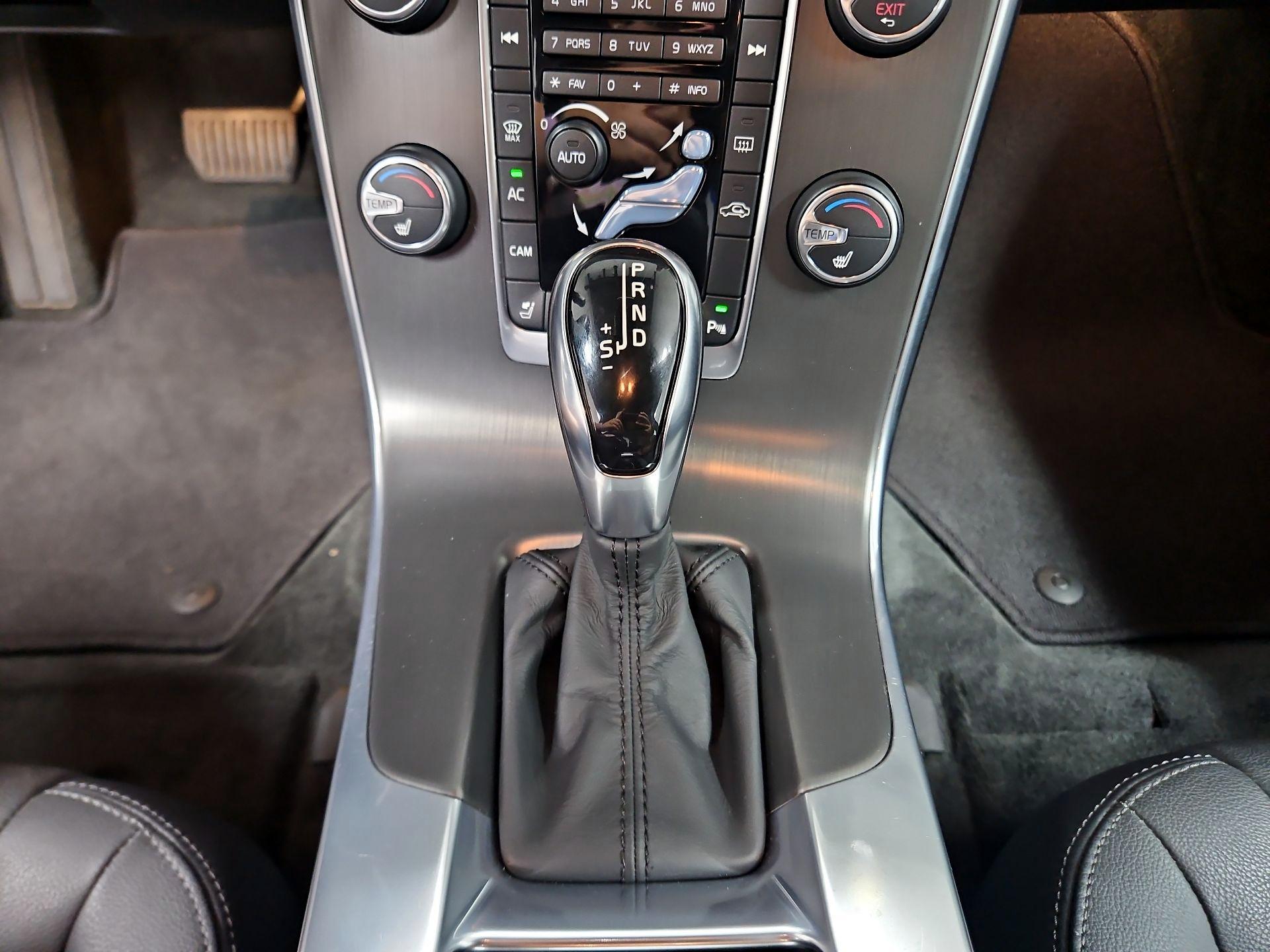 Thumbnail: 2015 Volvo V60 - 17