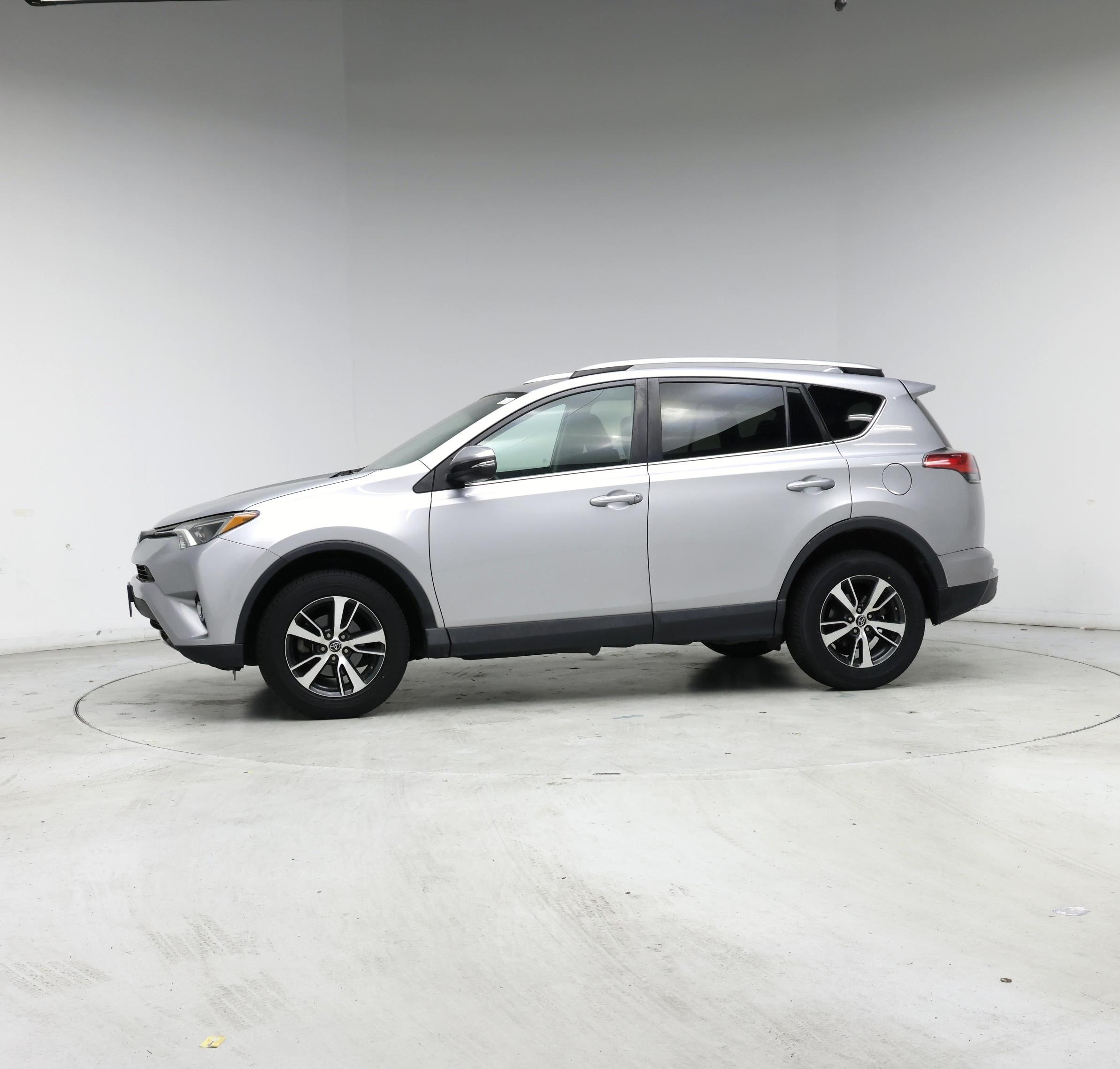 Thumbnail: 2016 Toyota RAV4 - 3