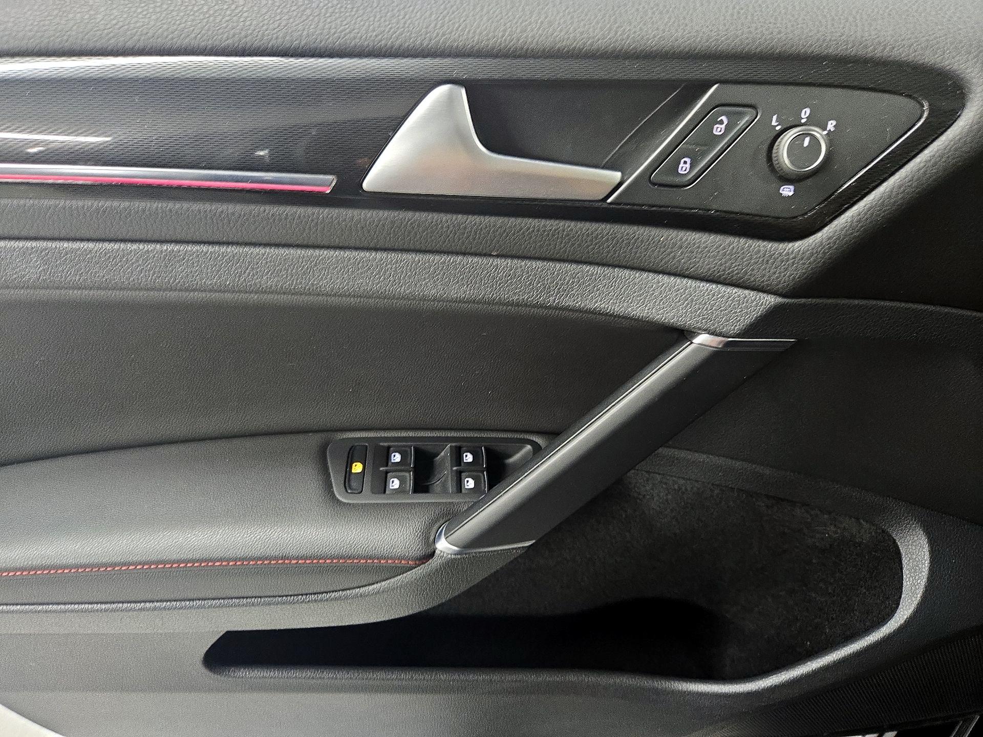 Thumbnail: 2016 Volkswagen Golf - 12