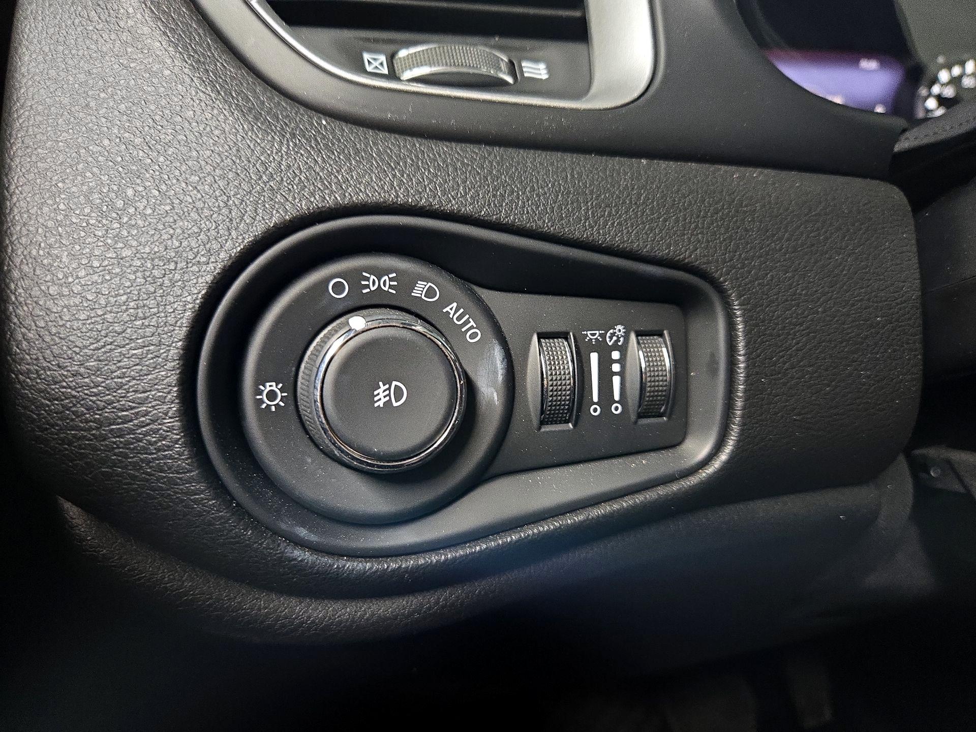 Thumbnail: 2018 Jeep Renegade - 13