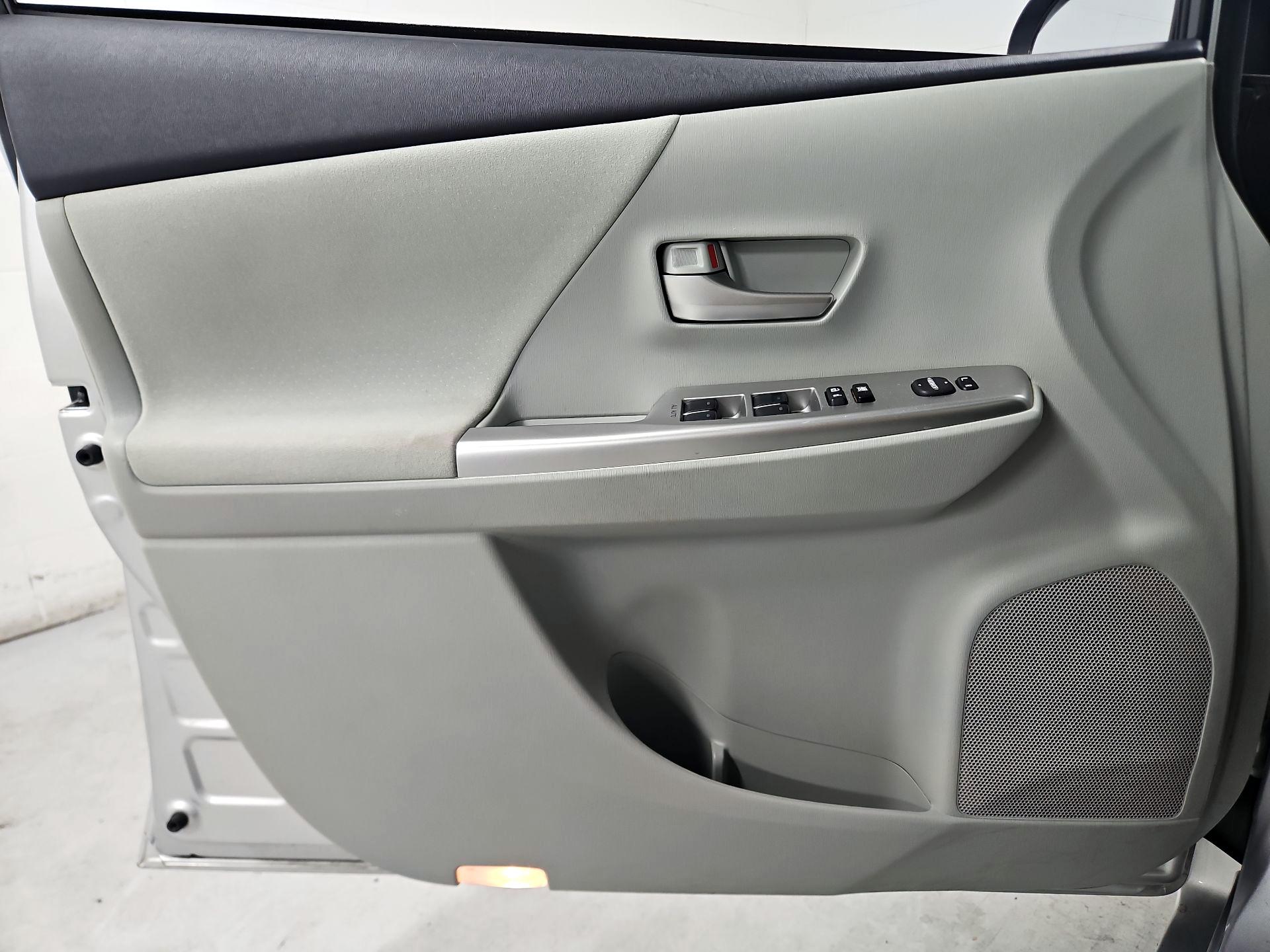 Thumbnail: 2014 Toyota Prius v - 12