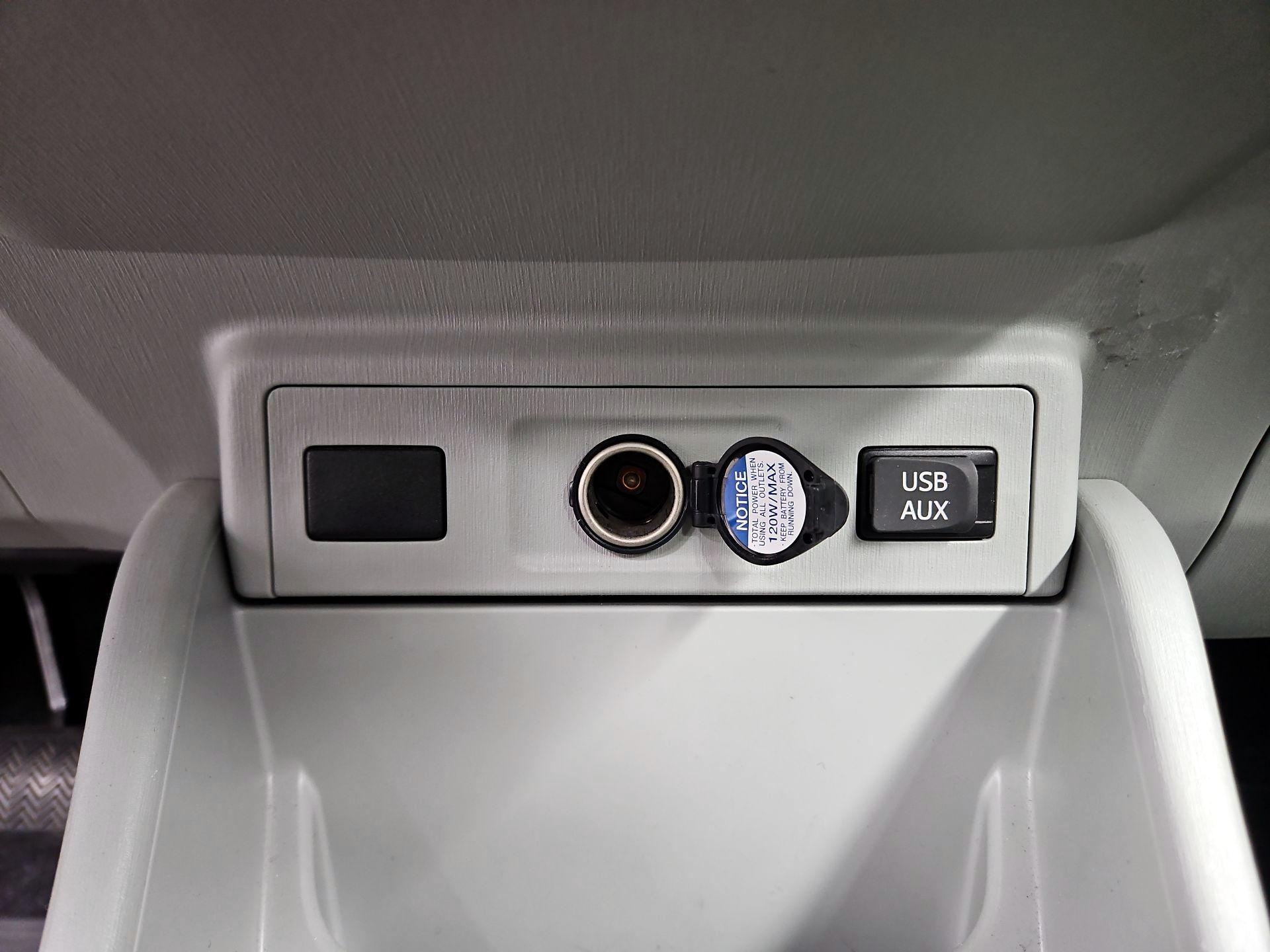 Thumbnail: 2014 Toyota Prius v - 18