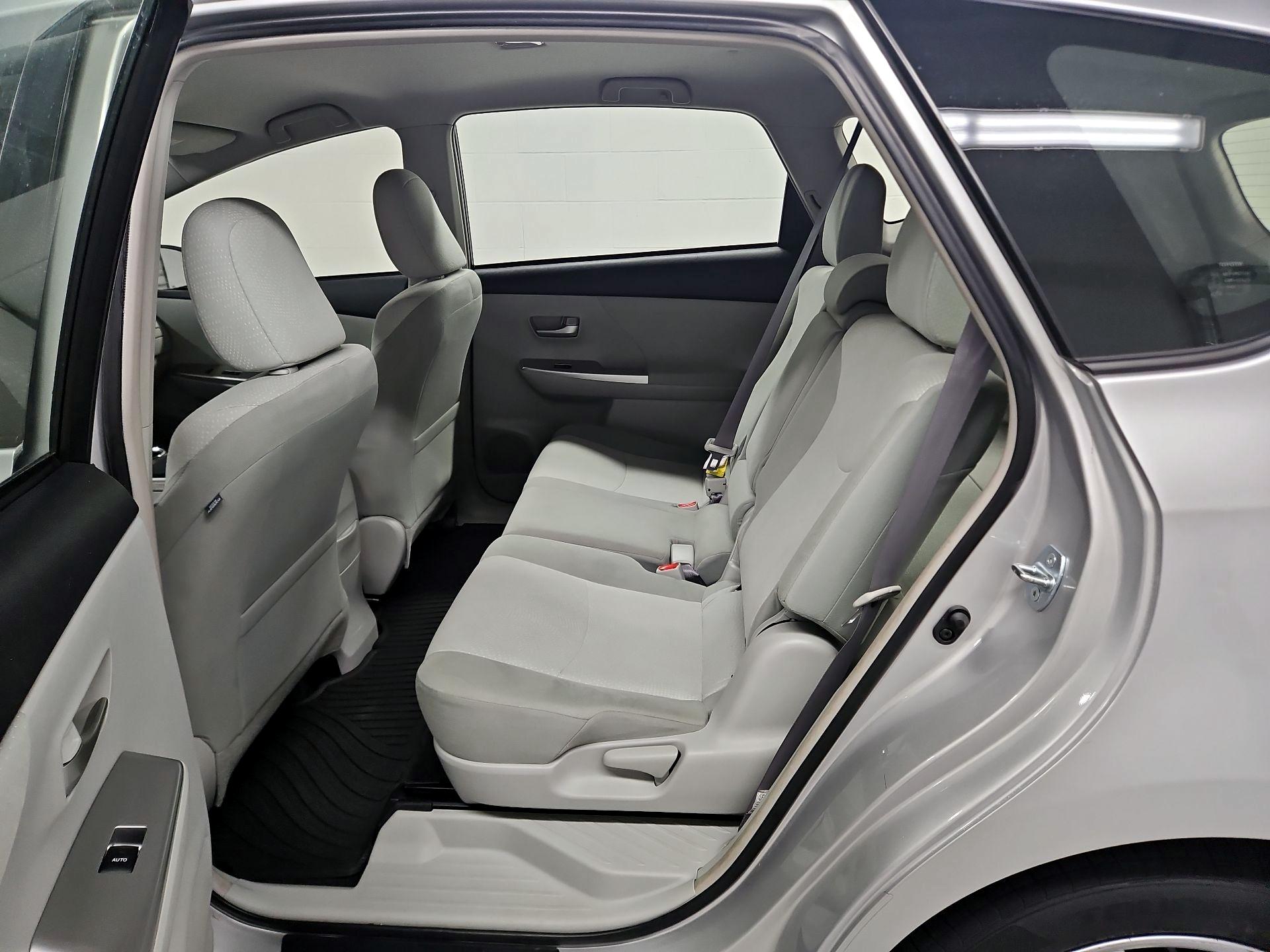 Thumbnail: 2014 Toyota Prius v - 19