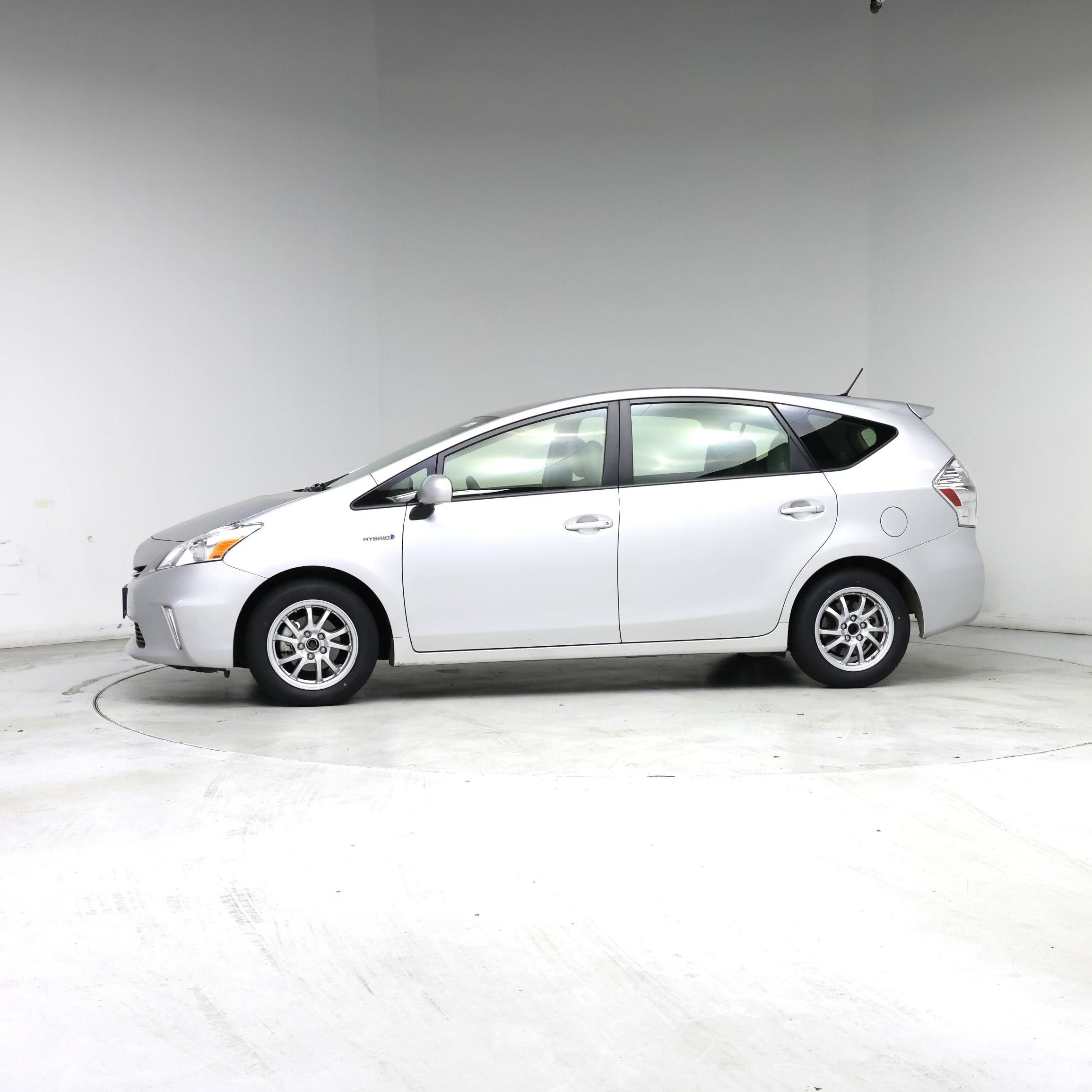Thumbnail: 2014 Toyota Prius v - 3