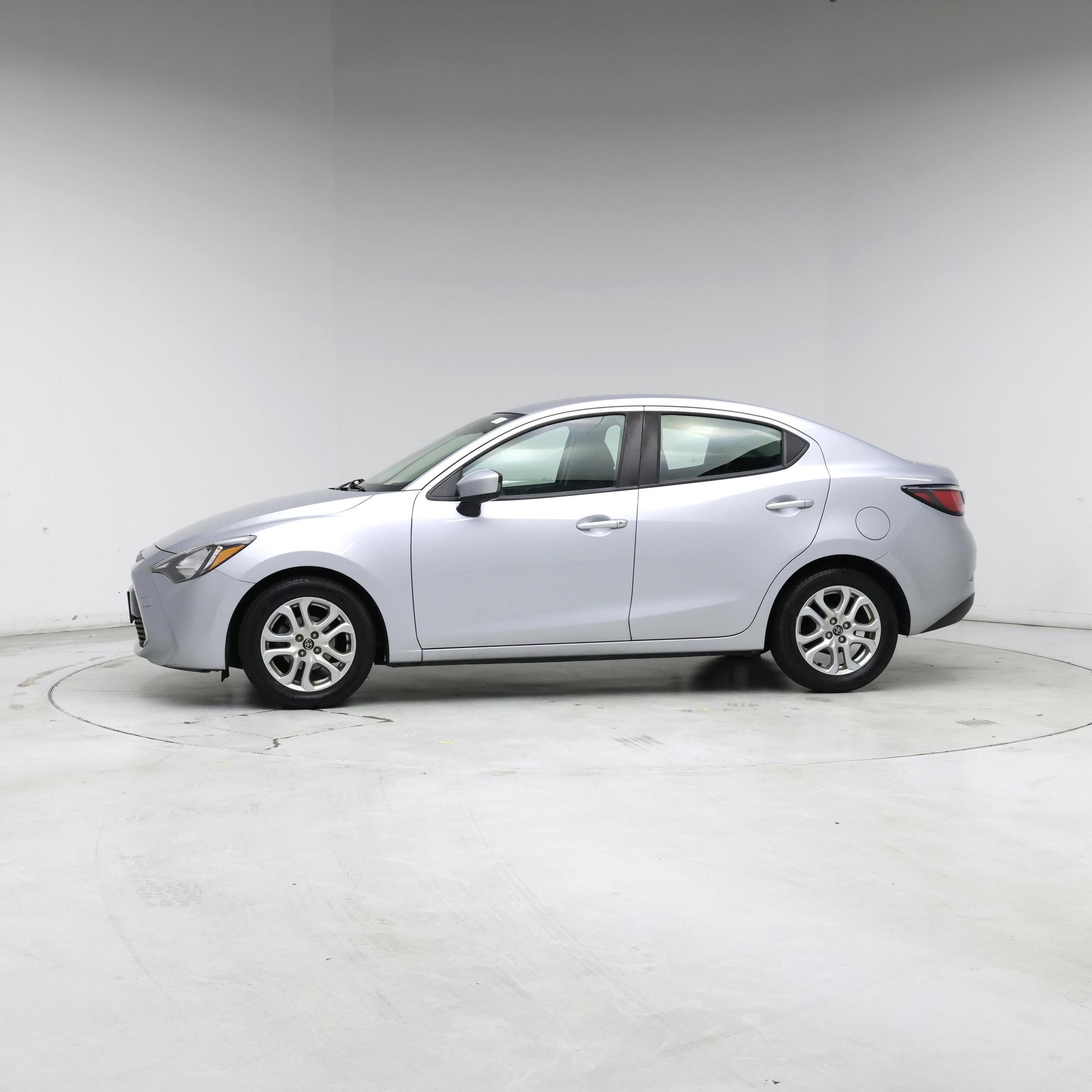Thumbnail: 2017 Toyota Yaris iA - 3
