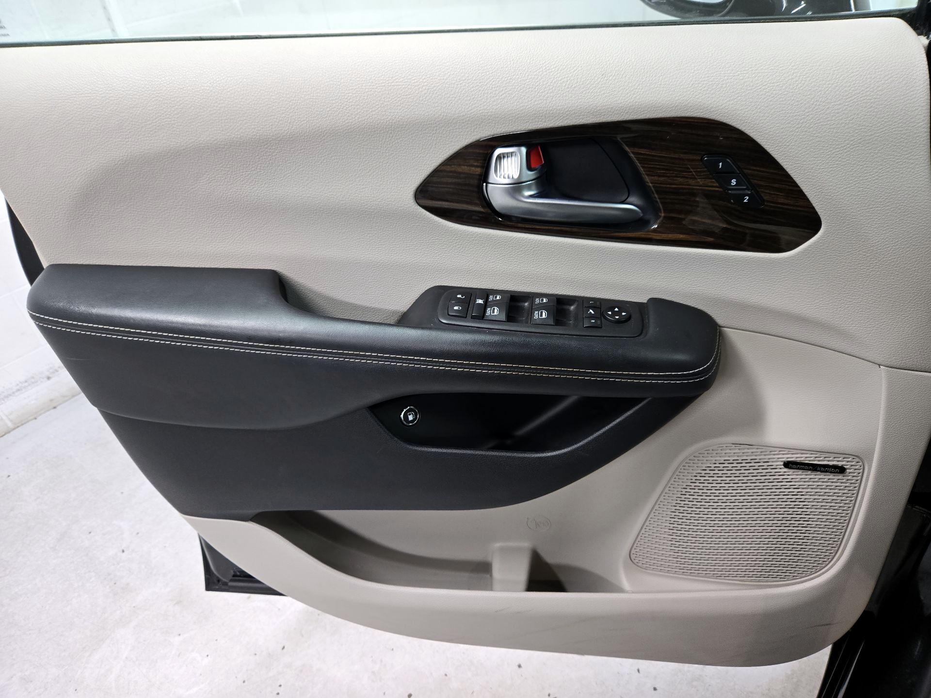 Thumbnail: 2021 Chrysler Pacifica - 12