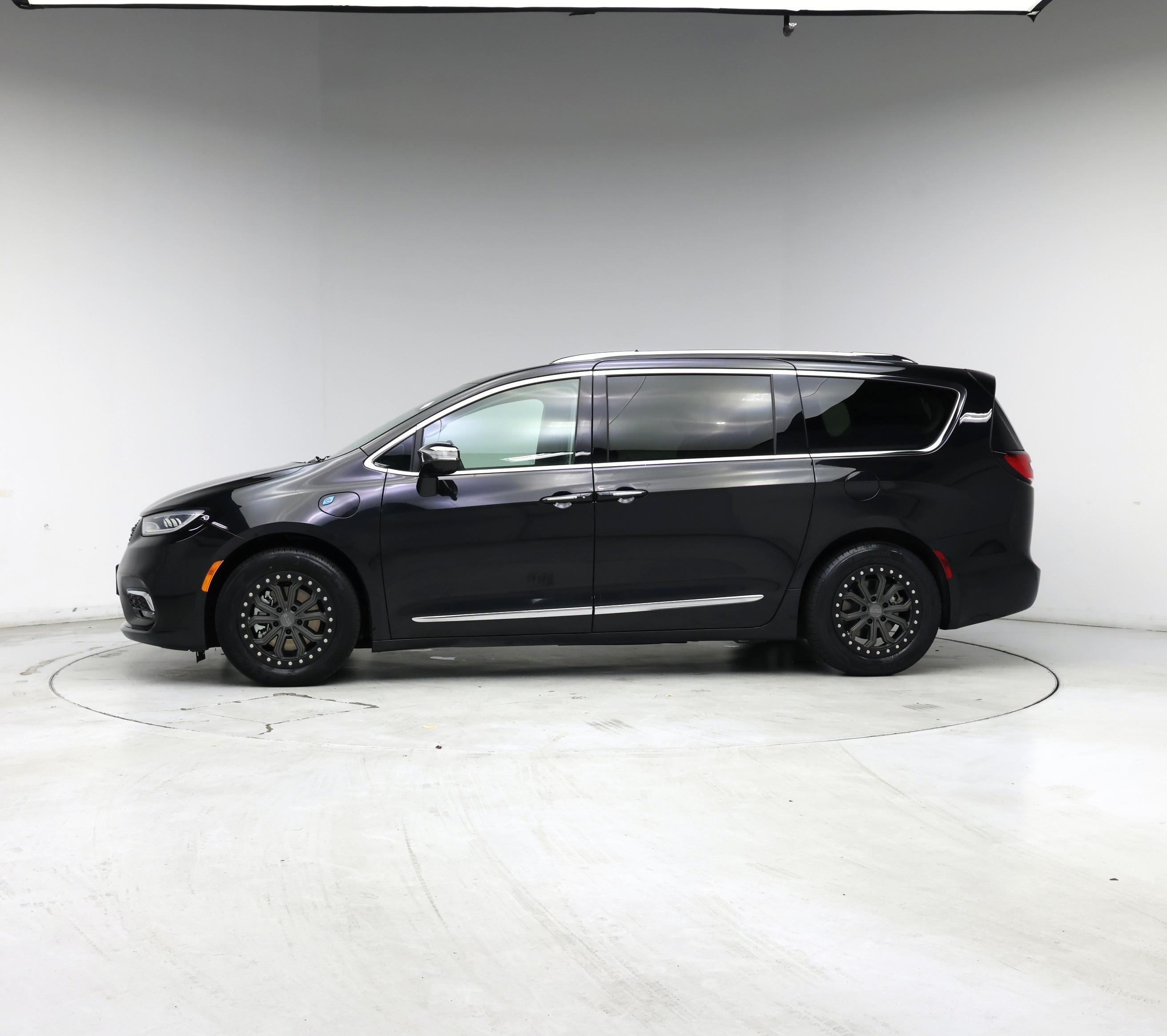 Thumbnail: 2021 Chrysler Pacifica - 3
