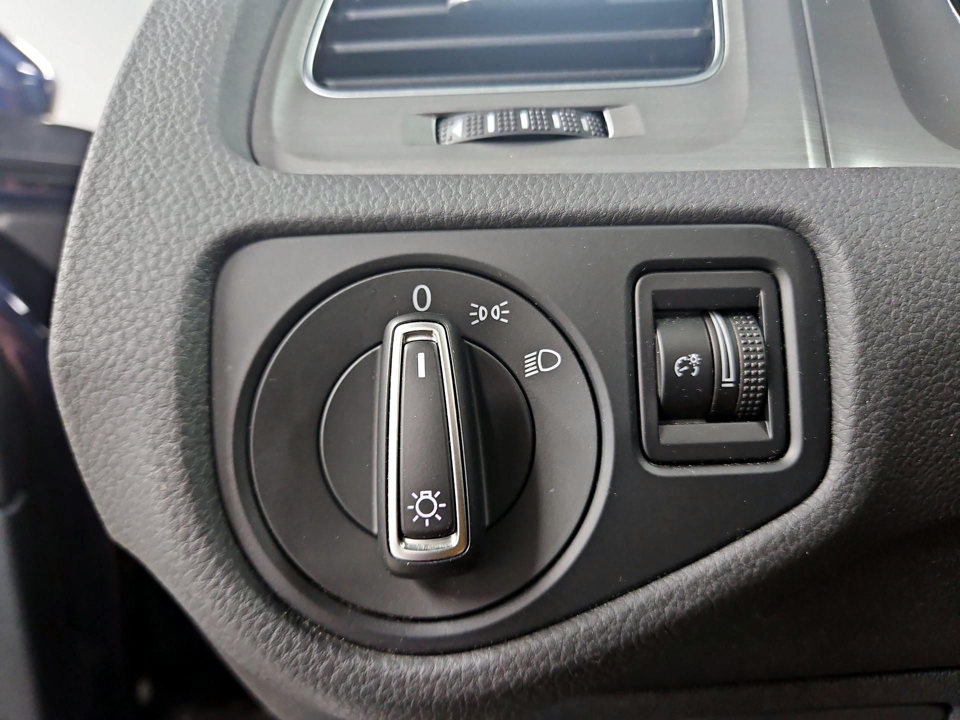 Thumbnail: 2016 Volkswagen Golf - 13