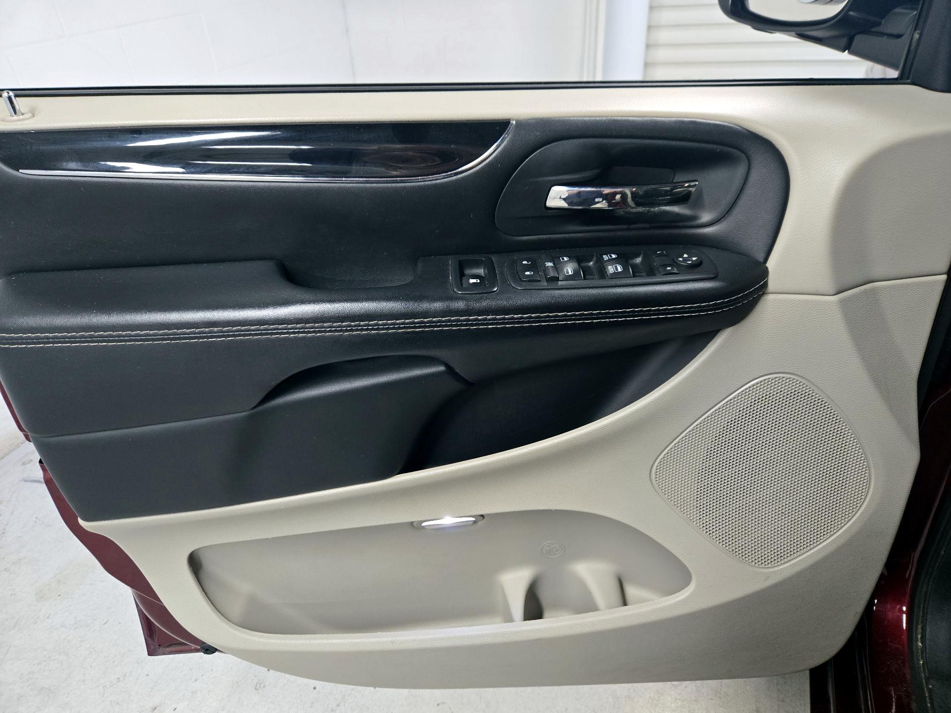 Thumbnail: 2017 Dodge Grand Caravan - 12