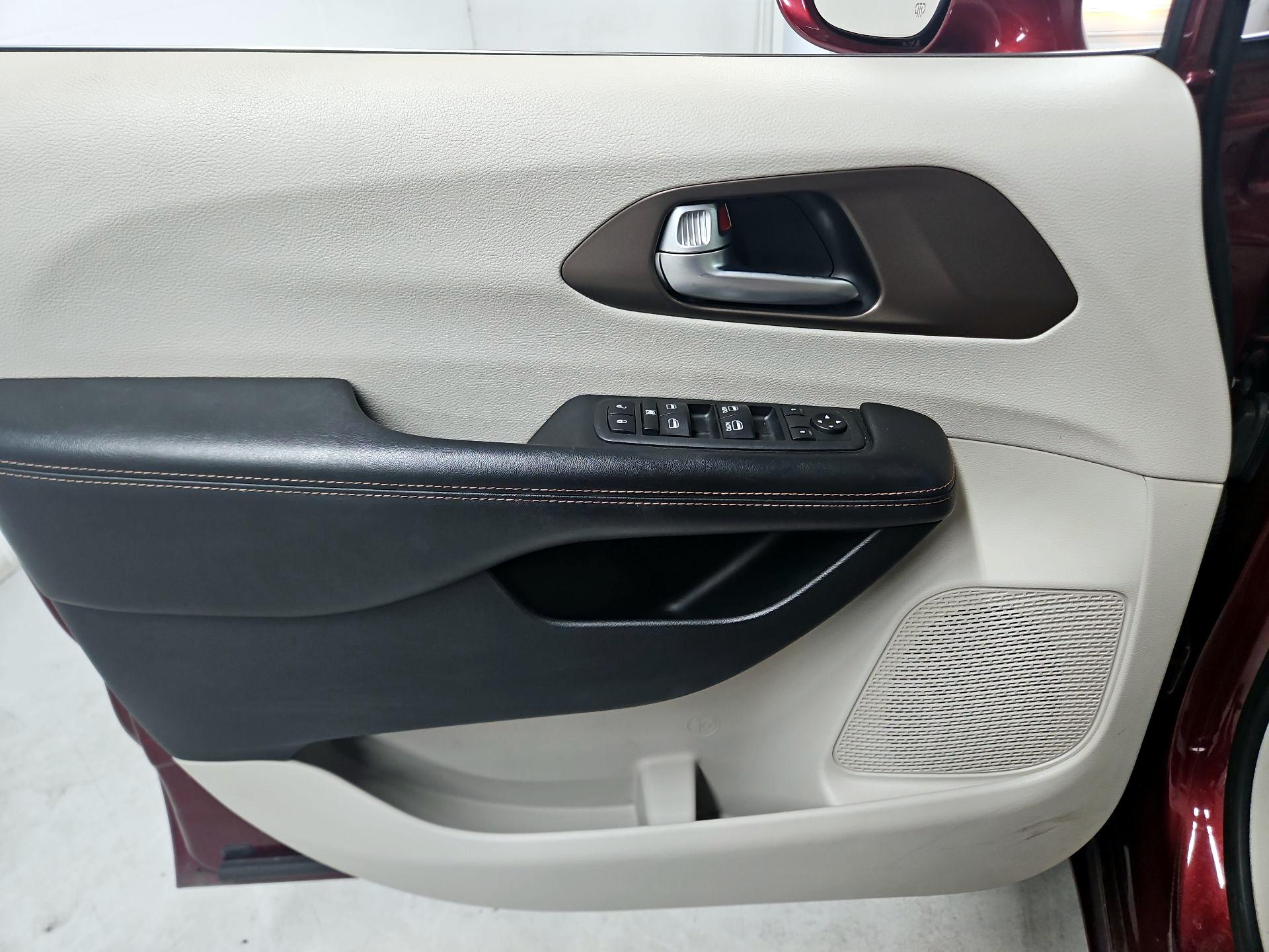Thumbnail: 2018 Chrysler Pacifica - 12