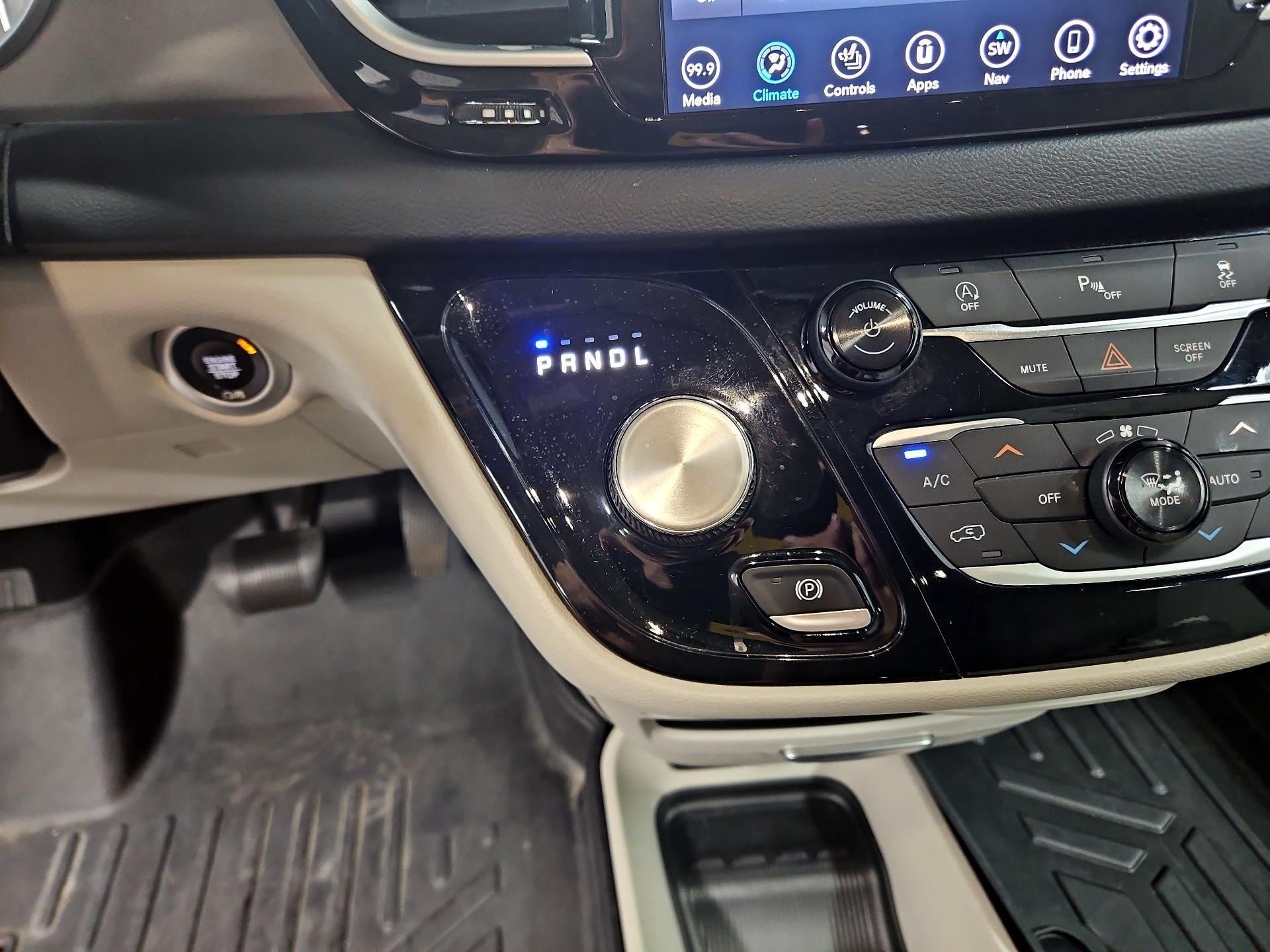 Thumbnail: 2018 Chrysler Pacifica - 18
