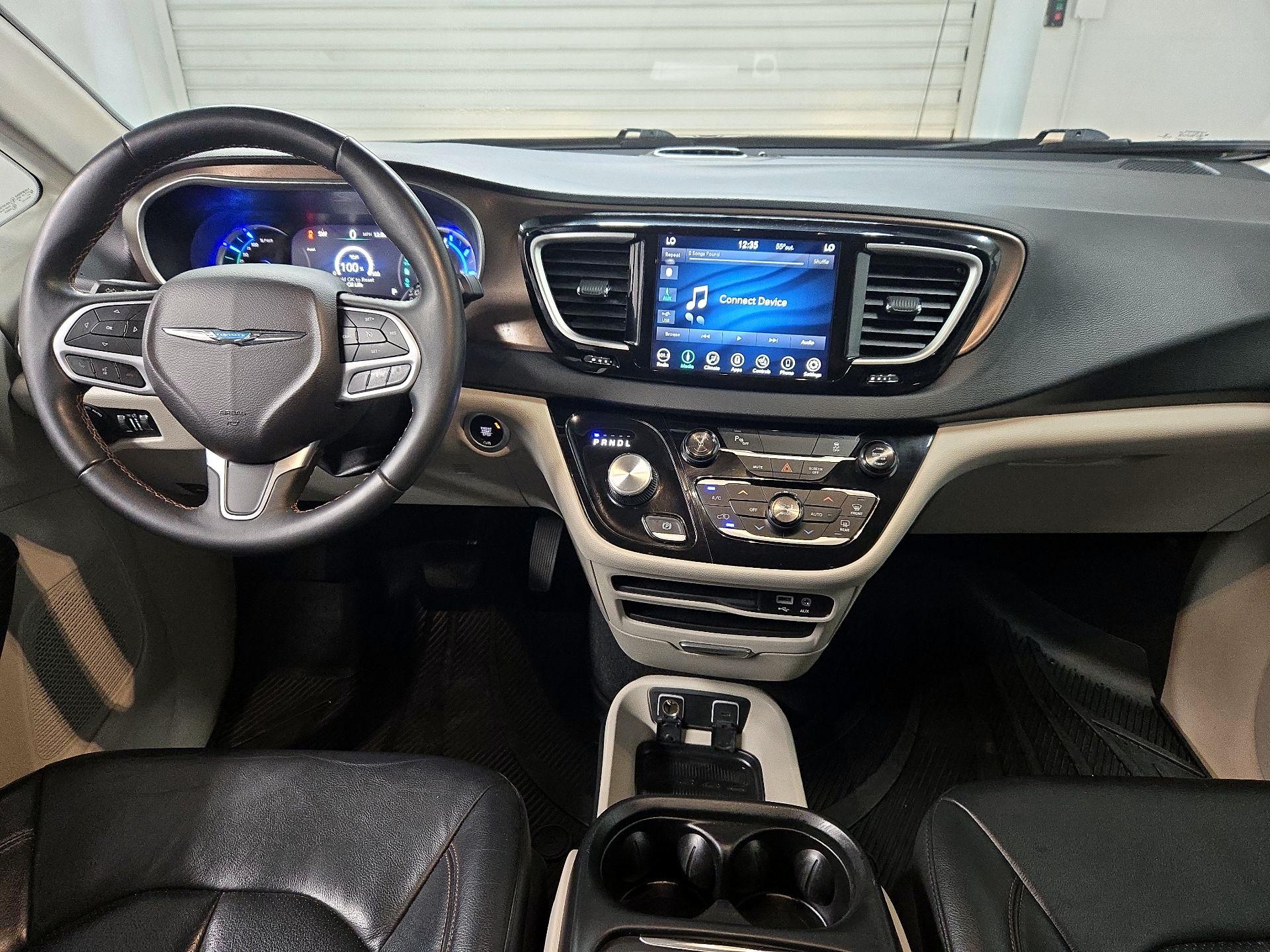 Thumbnail: 2018 Chrysler Pacifica - 9