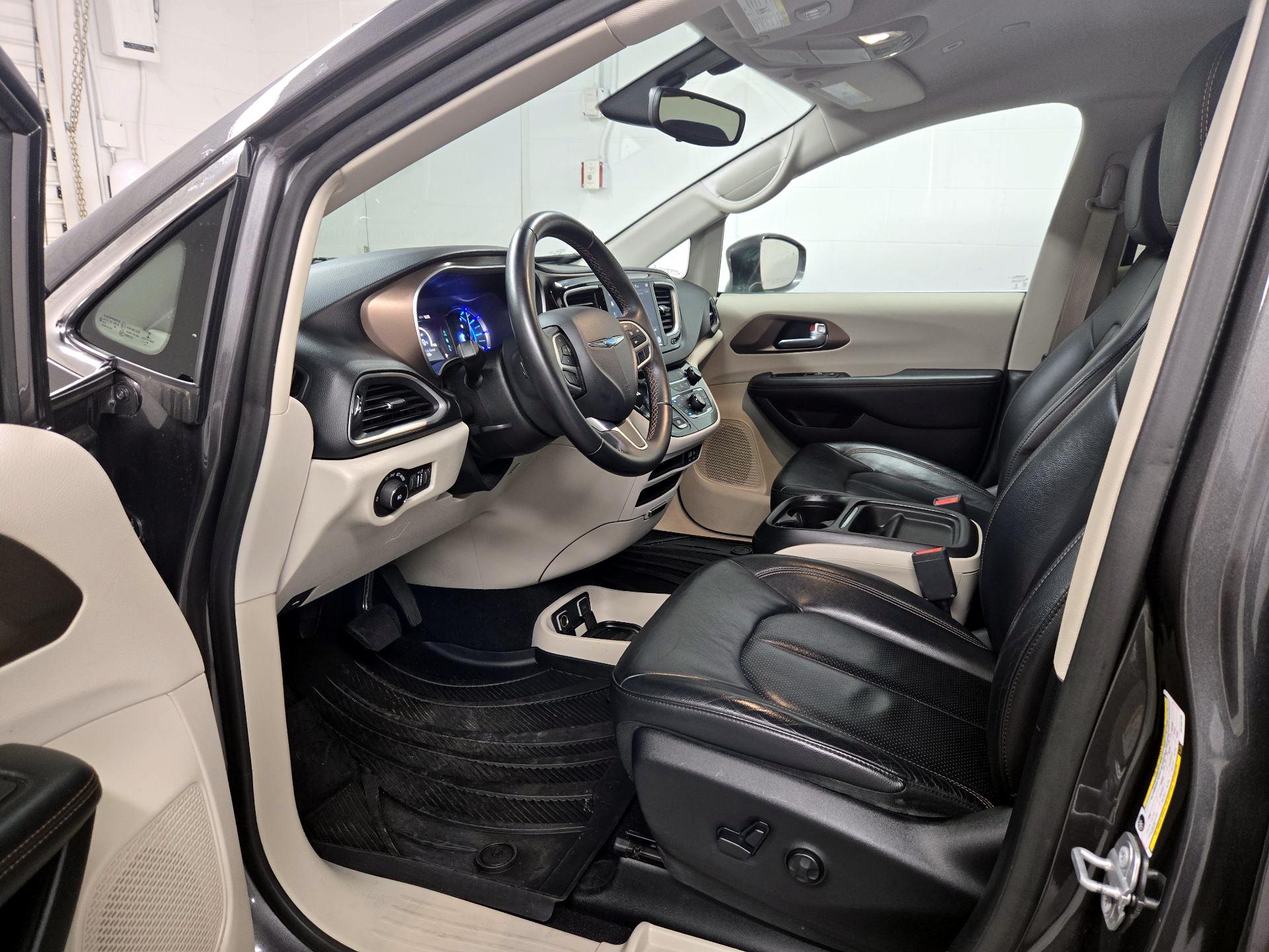 Thumbnail: 2018 Chrysler Pacifica - 11