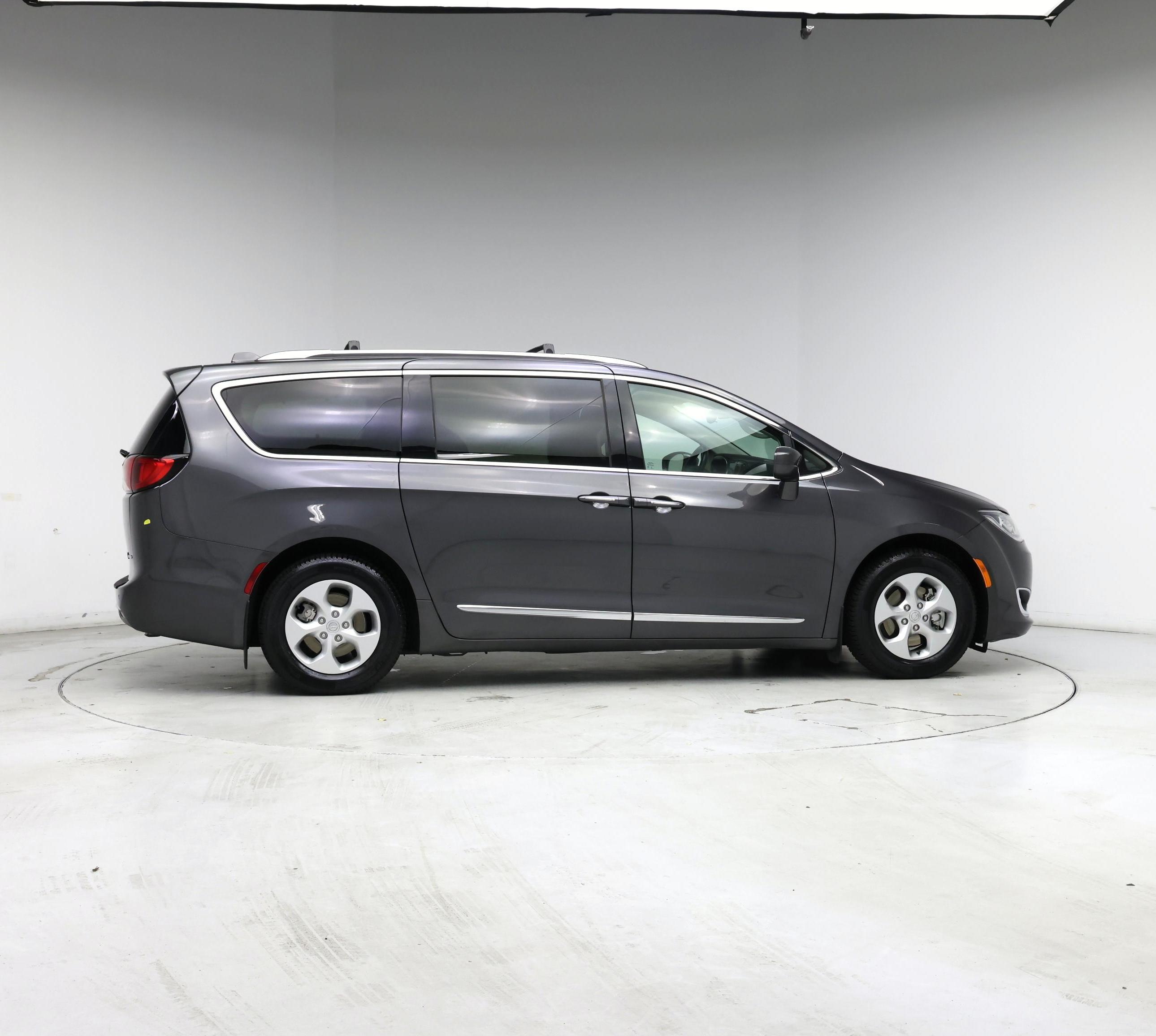 Thumbnail: 2018 Chrysler Pacifica - 7