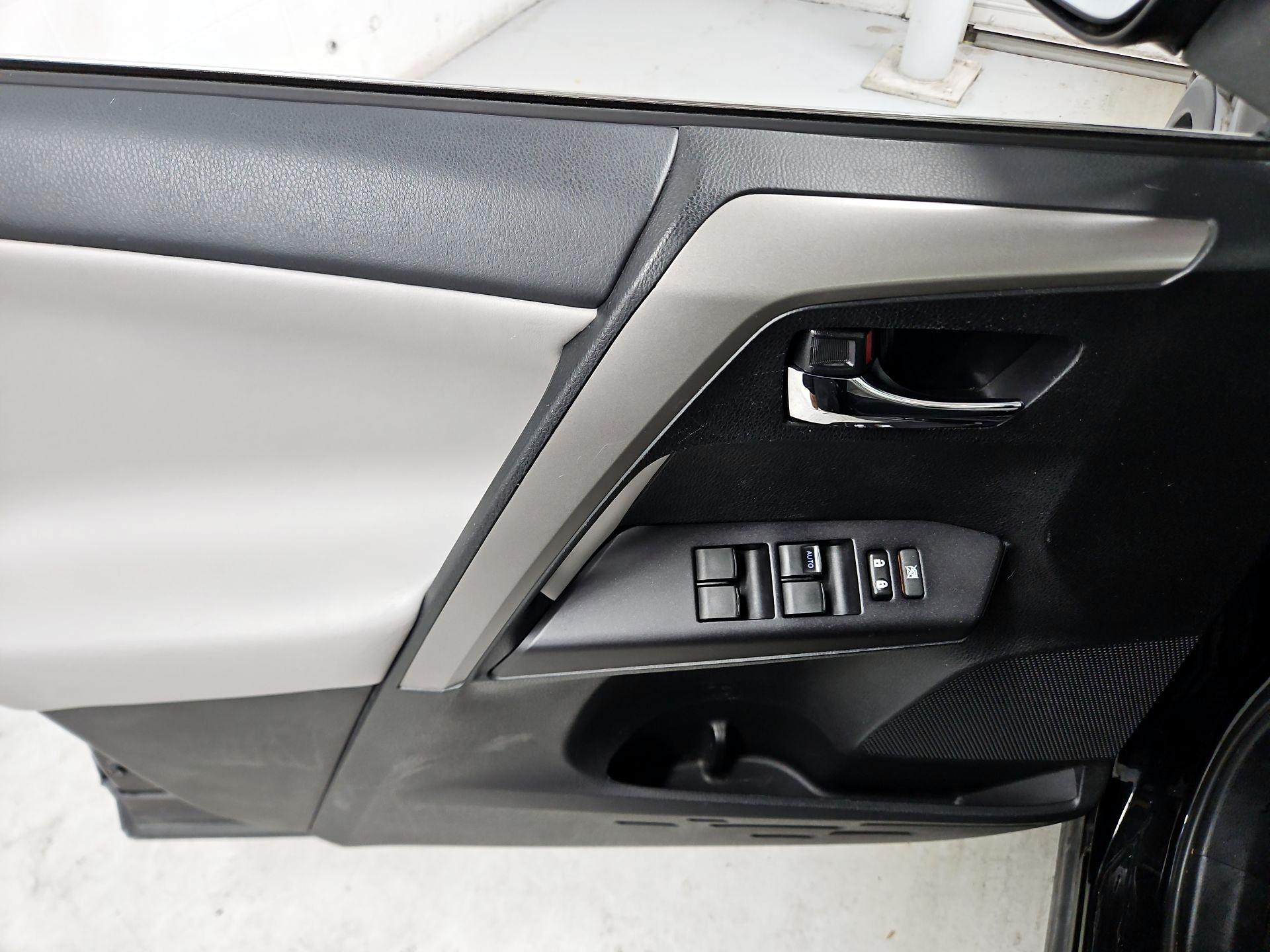 Thumbnail: 2018 Toyota RAV4 - 12