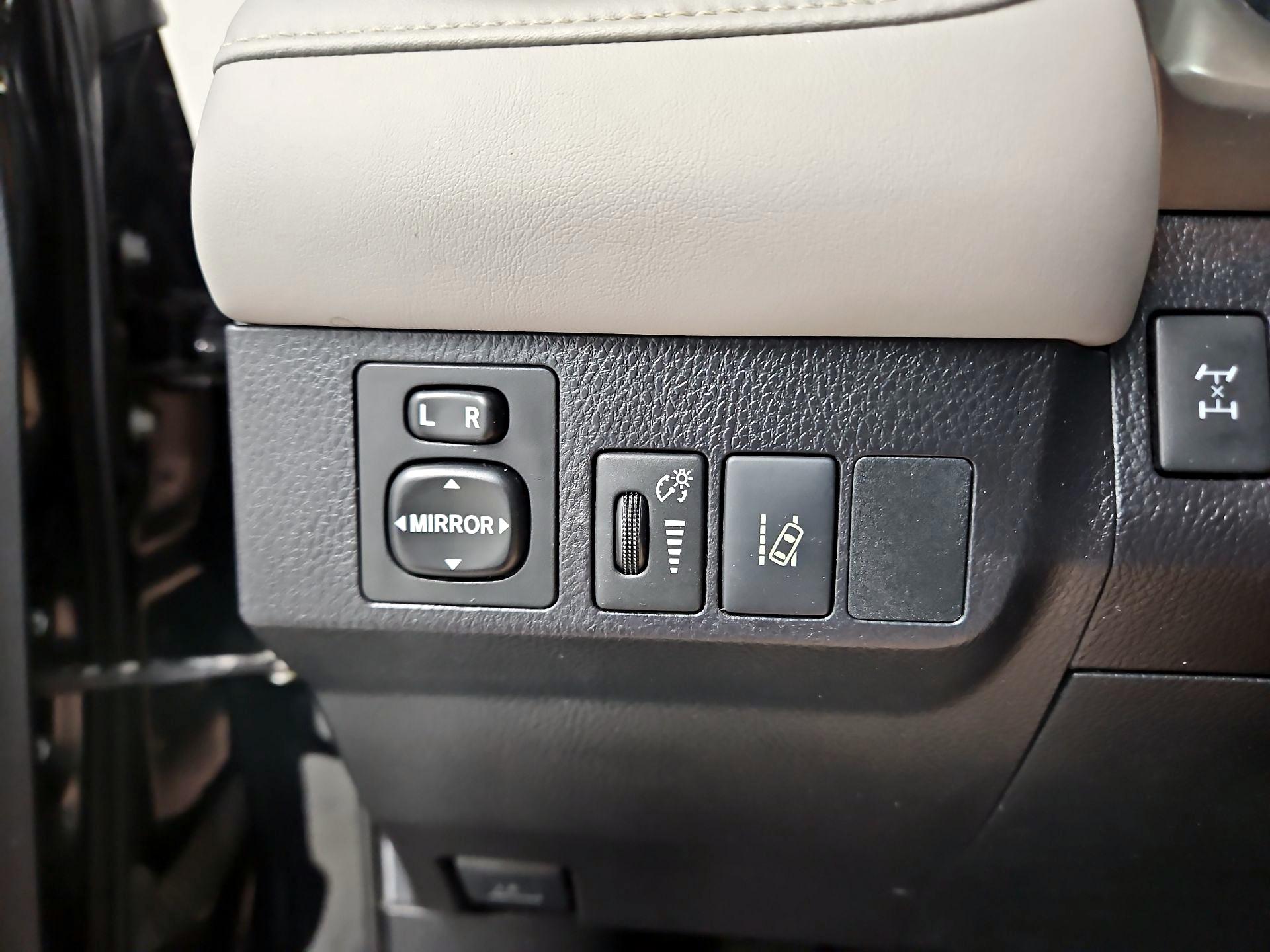 Thumbnail: 2018 Toyota RAV4 - 13