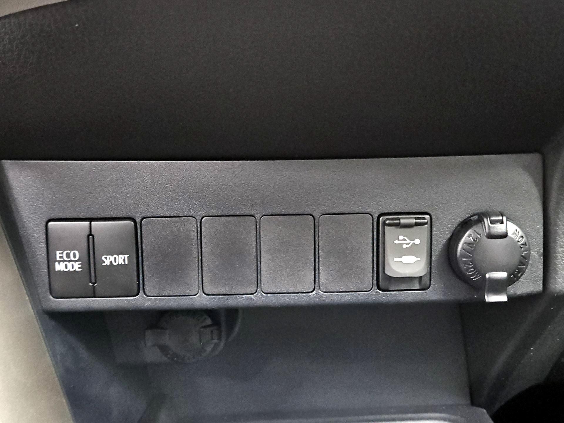 Thumbnail: 2015 Toyota RAV4 - 18
