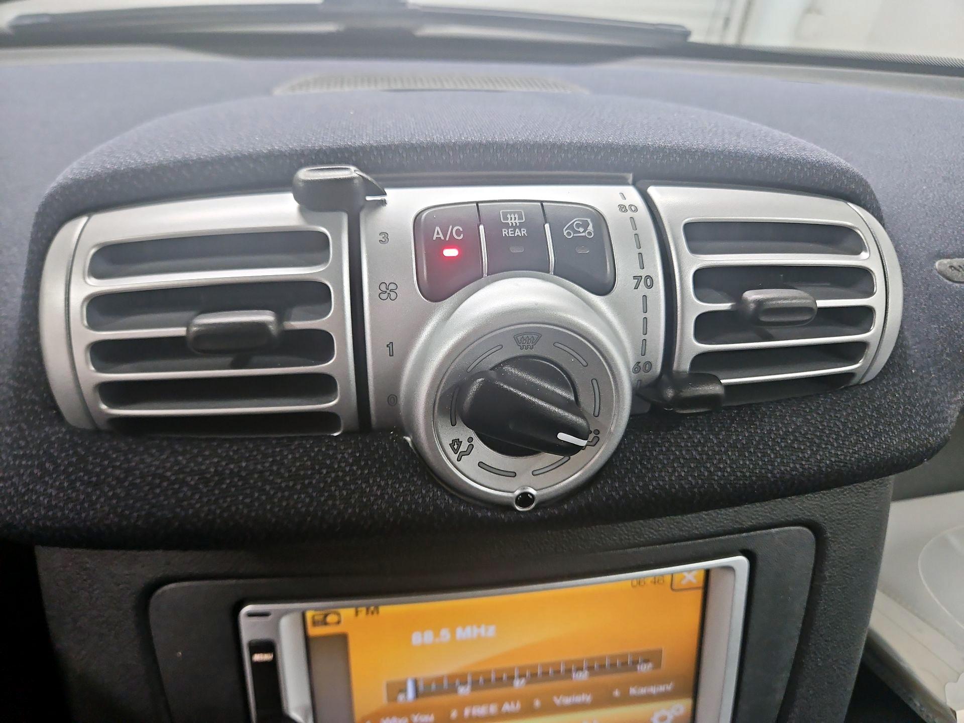 Thumbnail: 2015 smart fortwo - 14