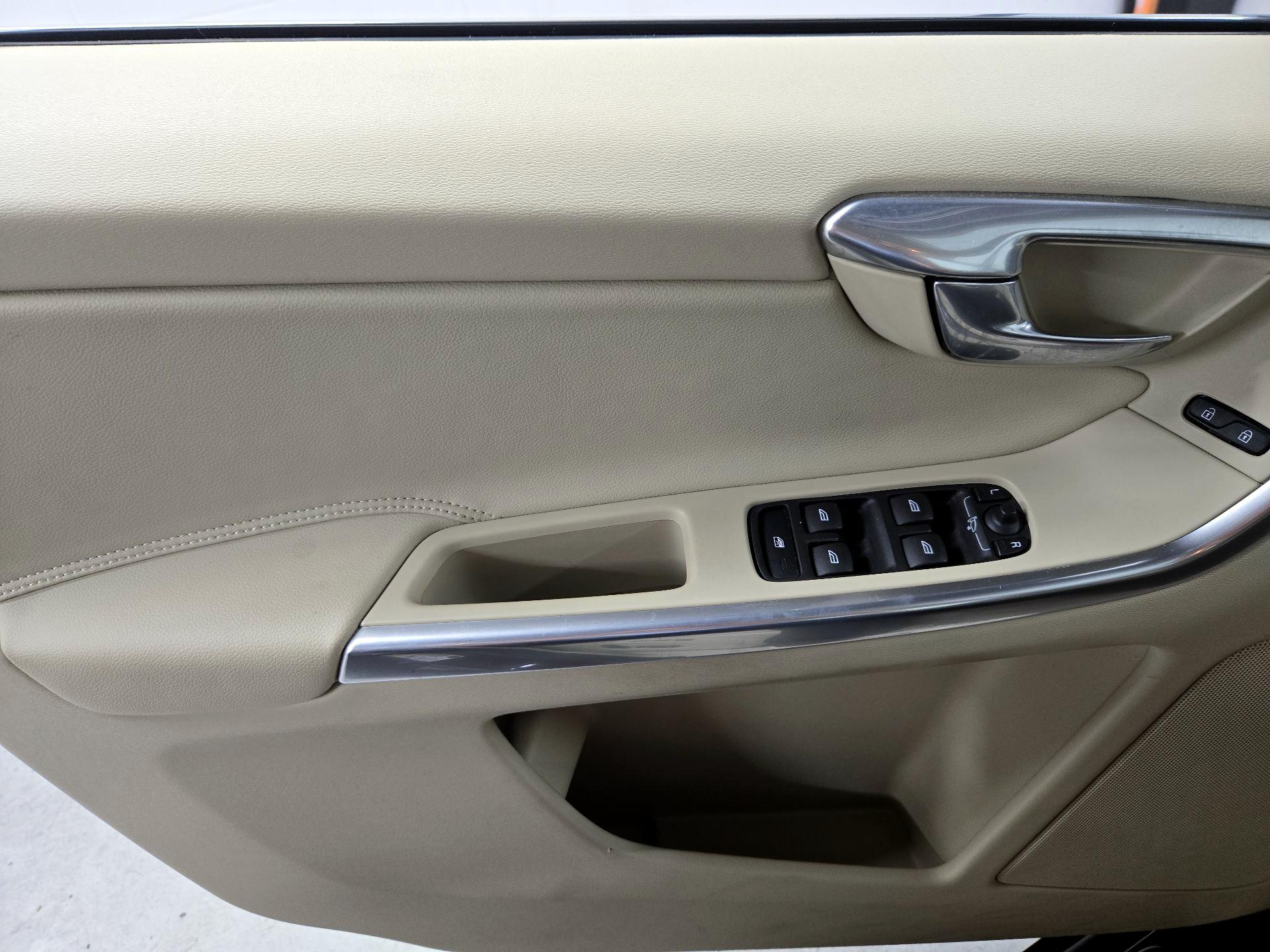 Thumbnail: 2015 Volvo XC60 - 12