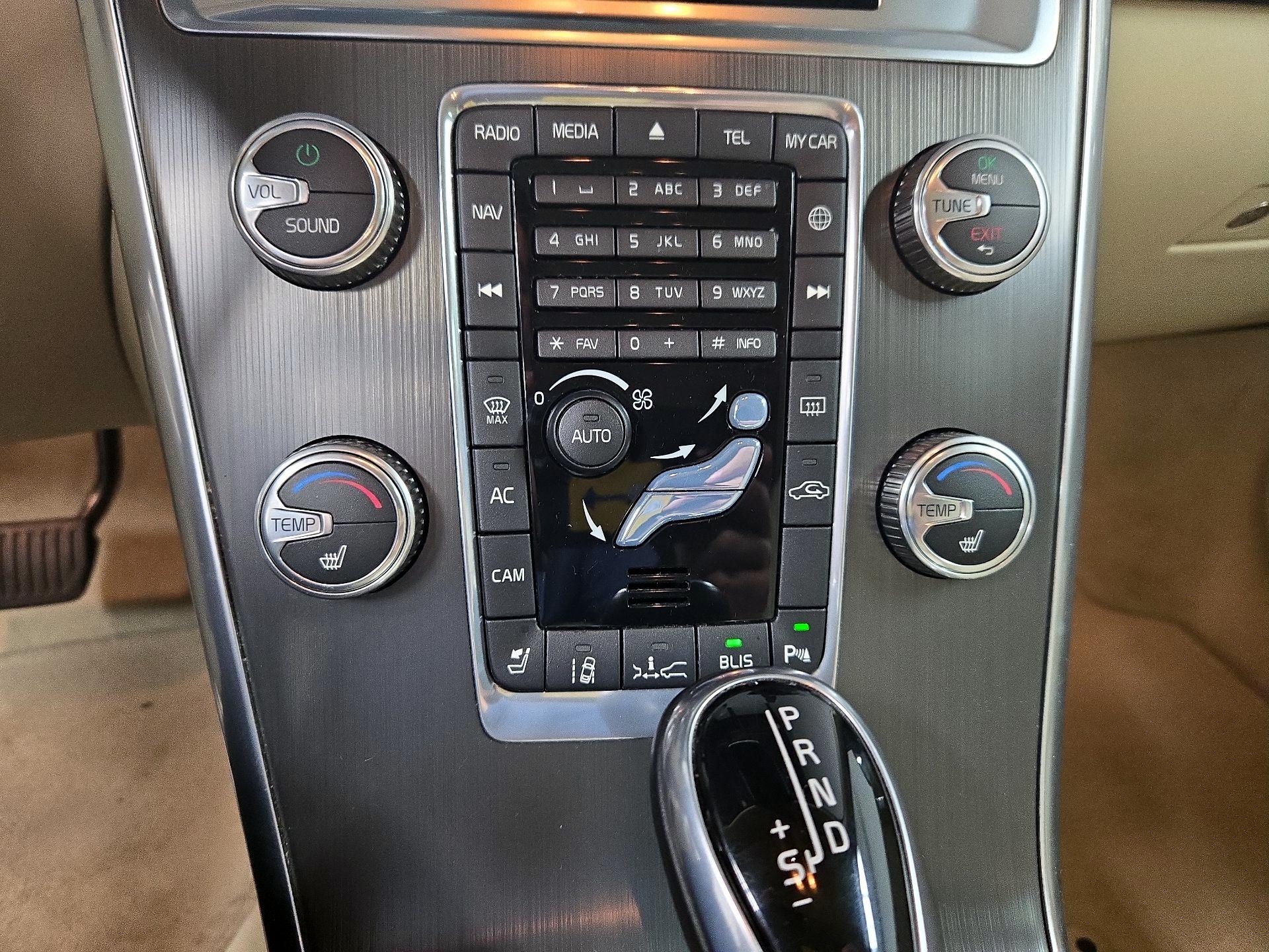 Thumbnail: 2015 Volvo XC60 - 17