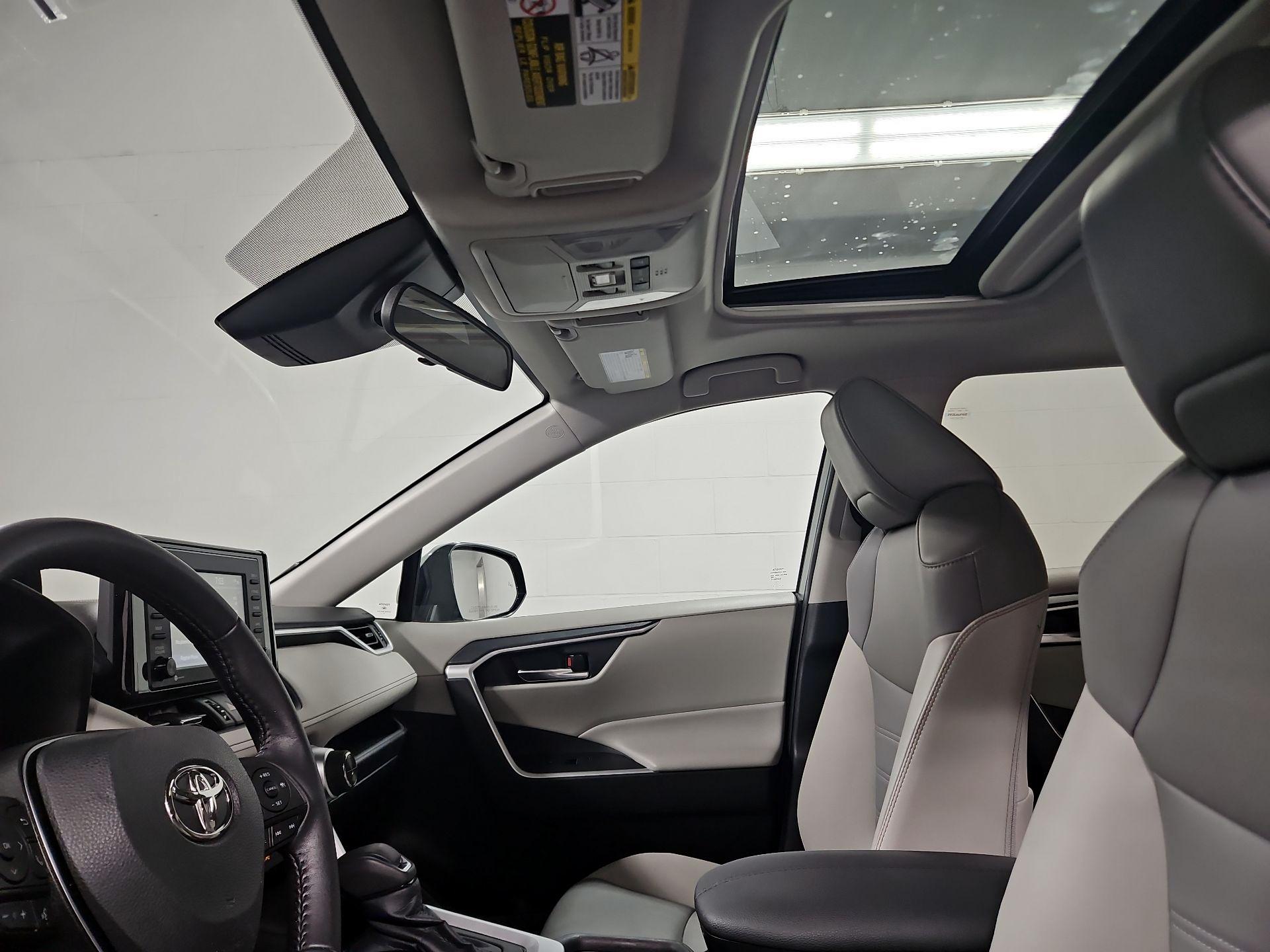 Thumbnail: 2022 Toyota RAV4 - 19