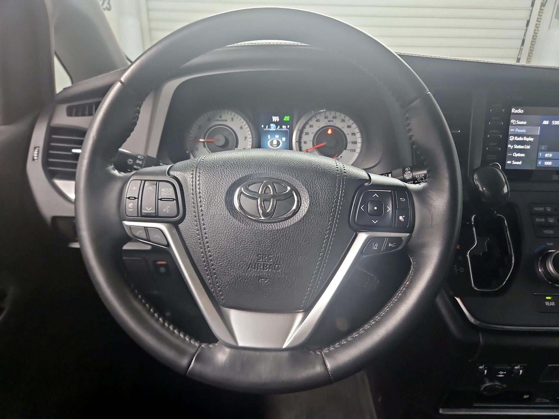 Thumbnail: 2019 Toyota Sienna - 10