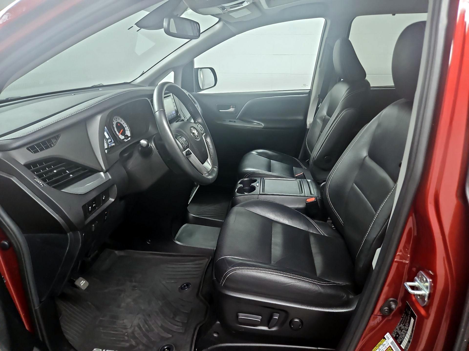 Thumbnail: 2019 Toyota Sienna - 11