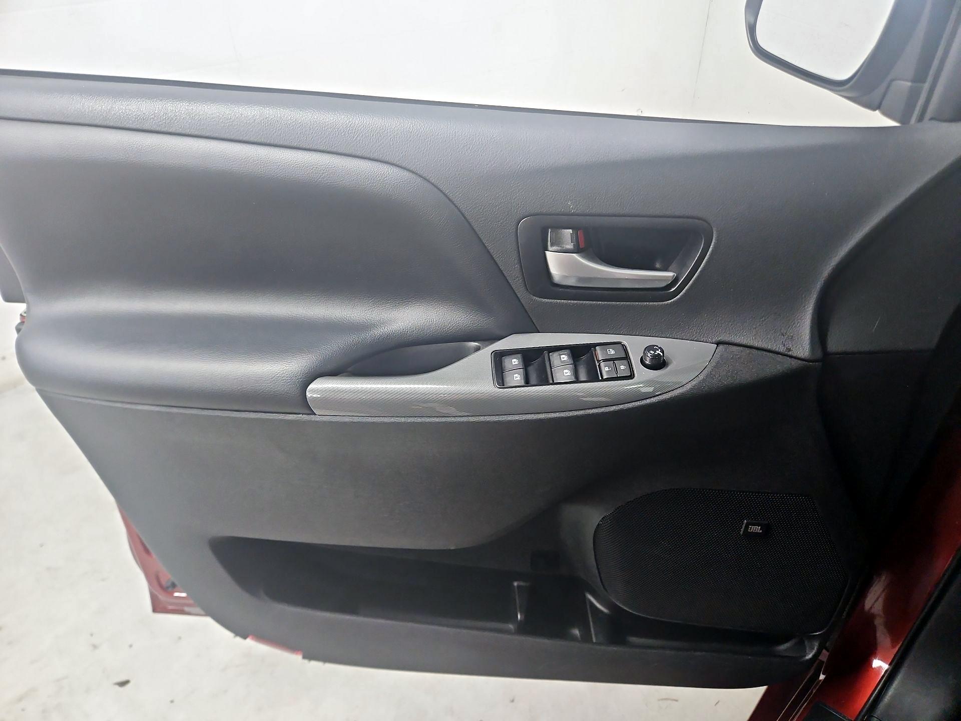 Thumbnail: 2019 Toyota Sienna - 12