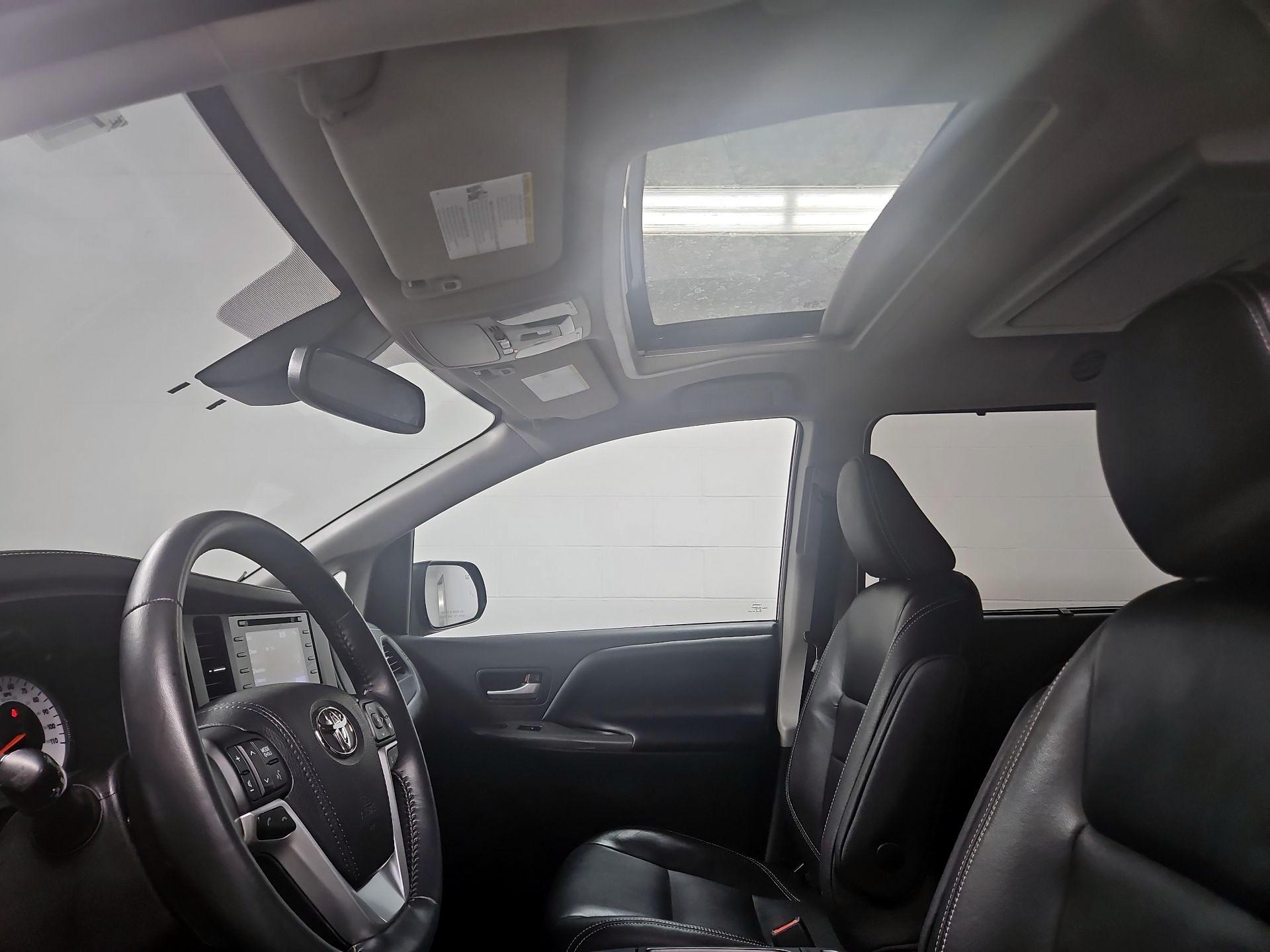 Thumbnail: 2019 Toyota Sienna - 19