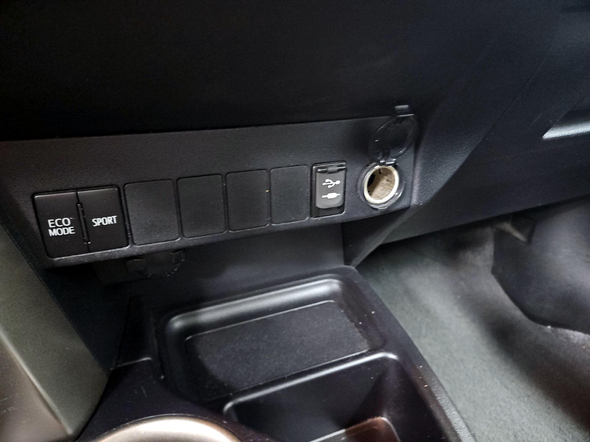 Thumbnail: 2015 Toyota RAV4 - 18